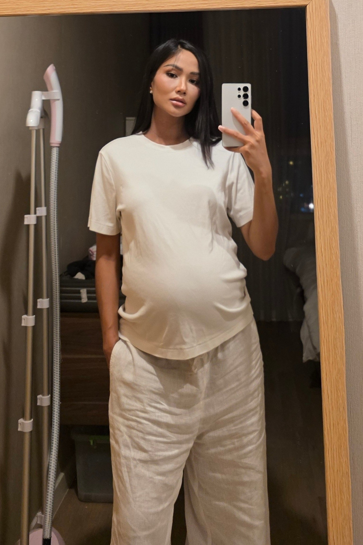 Hoa hậu H'Hen Niê chọn trang phục thoải mái ở tháng cuối thai kỳ. Ảnh: FB H'Hen Niê