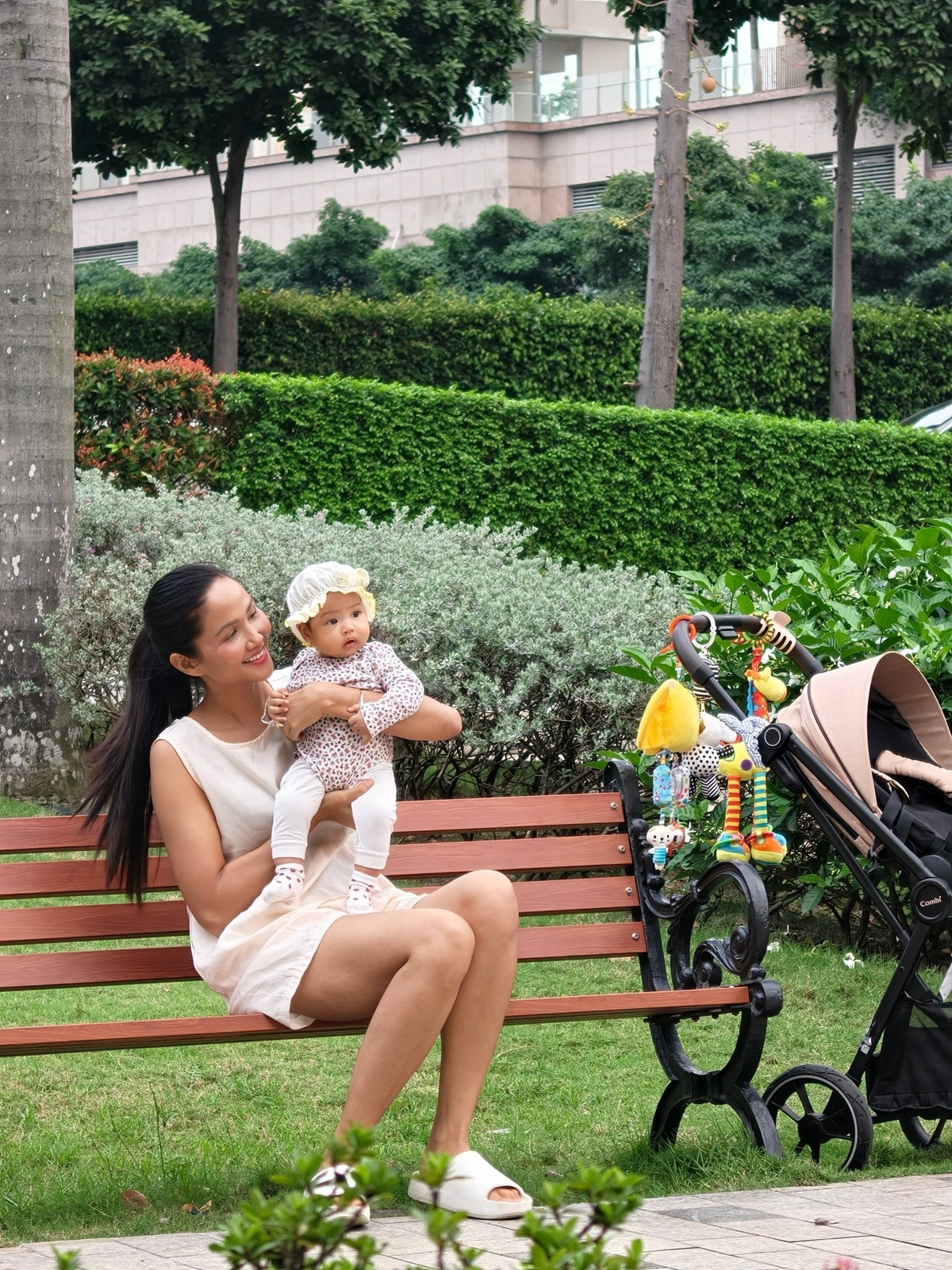 Hoa hậu H'Hen Niê tận hưởng thời gian thư thái bên con. Người đẹp cho biết con gái bốn tháng tuổi - bé Harley rất mê đi dạo và đó cũng là thói quen mỗi ngày của hai mẹ con. Ảnh: FB H'Hen Niê