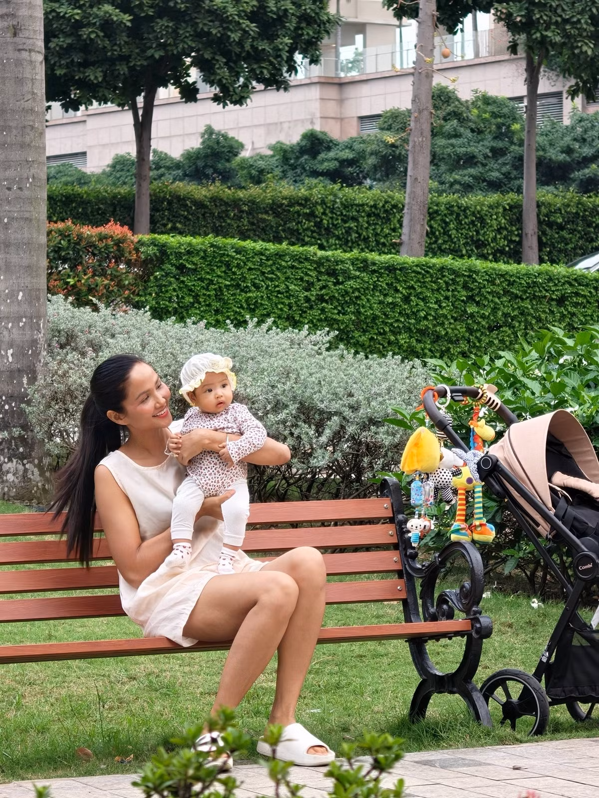 Sau khi đón con gái đầu lòng, H'Hen Niê gần như “chậm lại” nhịp sống sôi động thường thấy. Thay vì xuất hiện dày đặc tại các sự kiện giải trí, nàng hậu ưu tiên ở nhà chăm sóc em bé, chỉ tham gia một số hoạt động cần thiết.