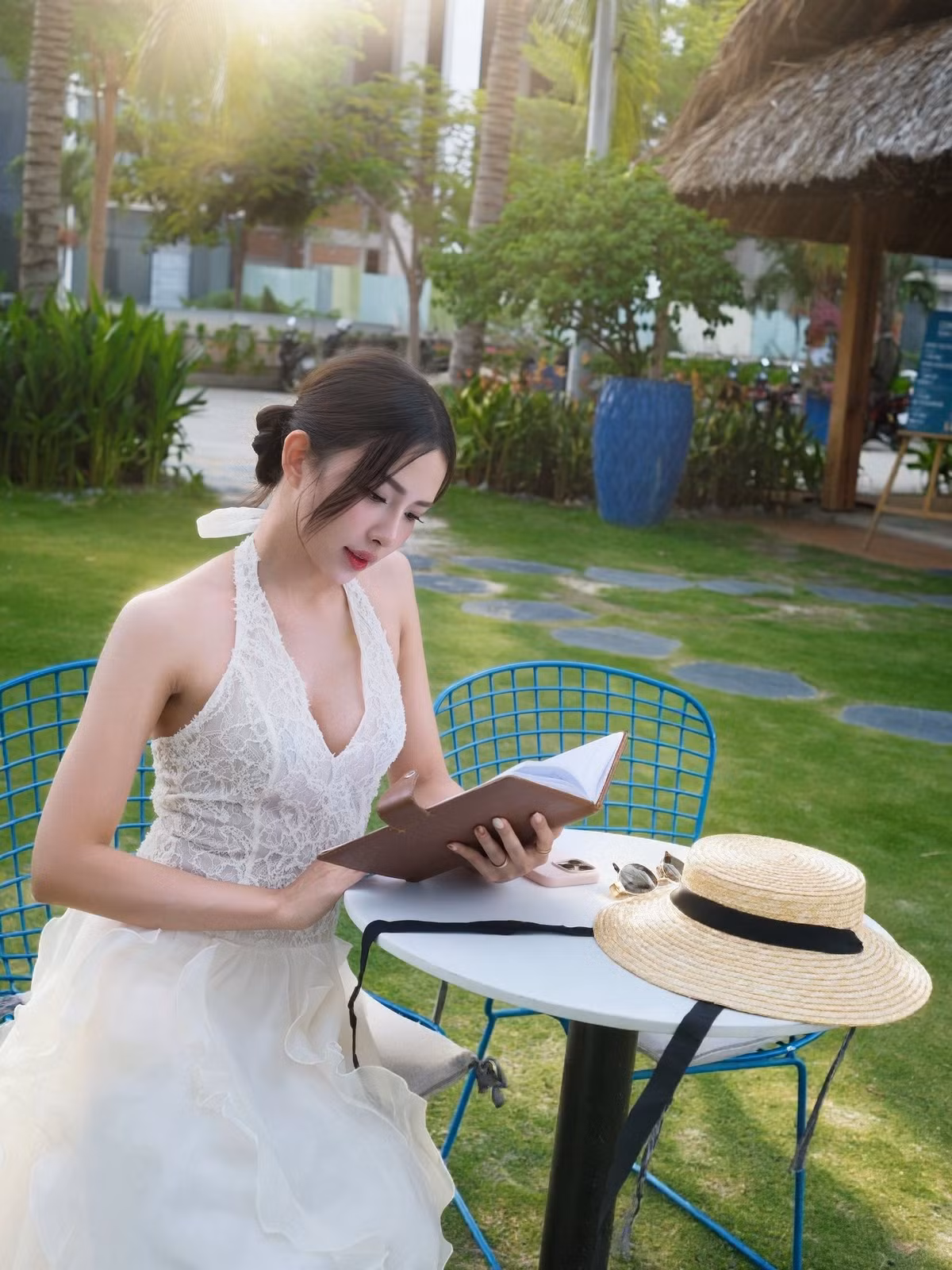 Hiện tại, Khánh Vy tự tin diện những bộ váy áo có đường cắt xẻ táo bạo, thiết kế quyến rũ, tôn lên lợi thế hình thể. Ảnh: FB Huỳnh Khánh Vy