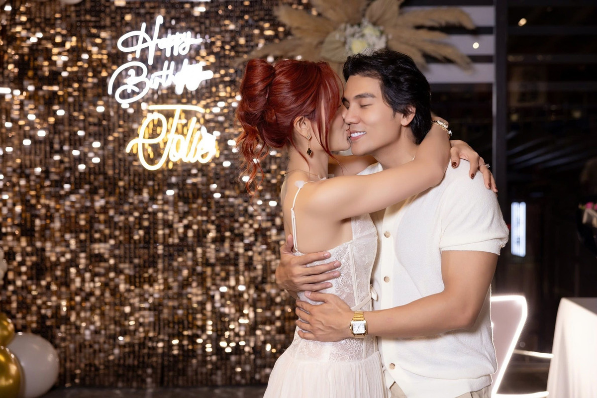 Vợ chồng Phương Trinh Jolie không quên trao nhau cử chỉ tình tứ, thân mật.