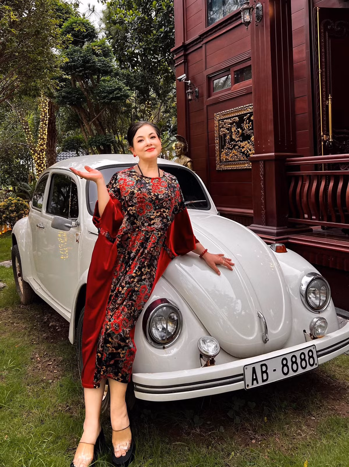 NSND Thu Quế ăn mặc sang chảnh, tạo dáng chụp ảnh bên xe cổ. Ảnh: FB Quế Thu