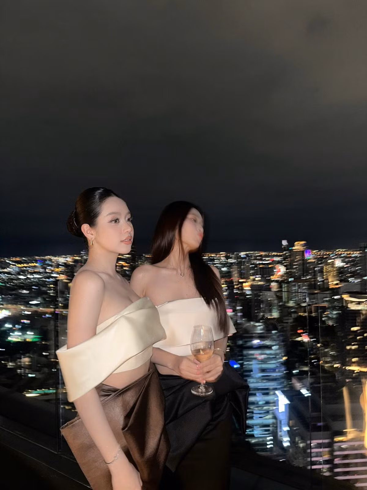 Cả hai nàng hậu lựa chọn trang phục tông màu gần giống nhau, kiểu dáng tinh tế, khiến nhiều người lầm tưởng là "chị em sinh đôi".