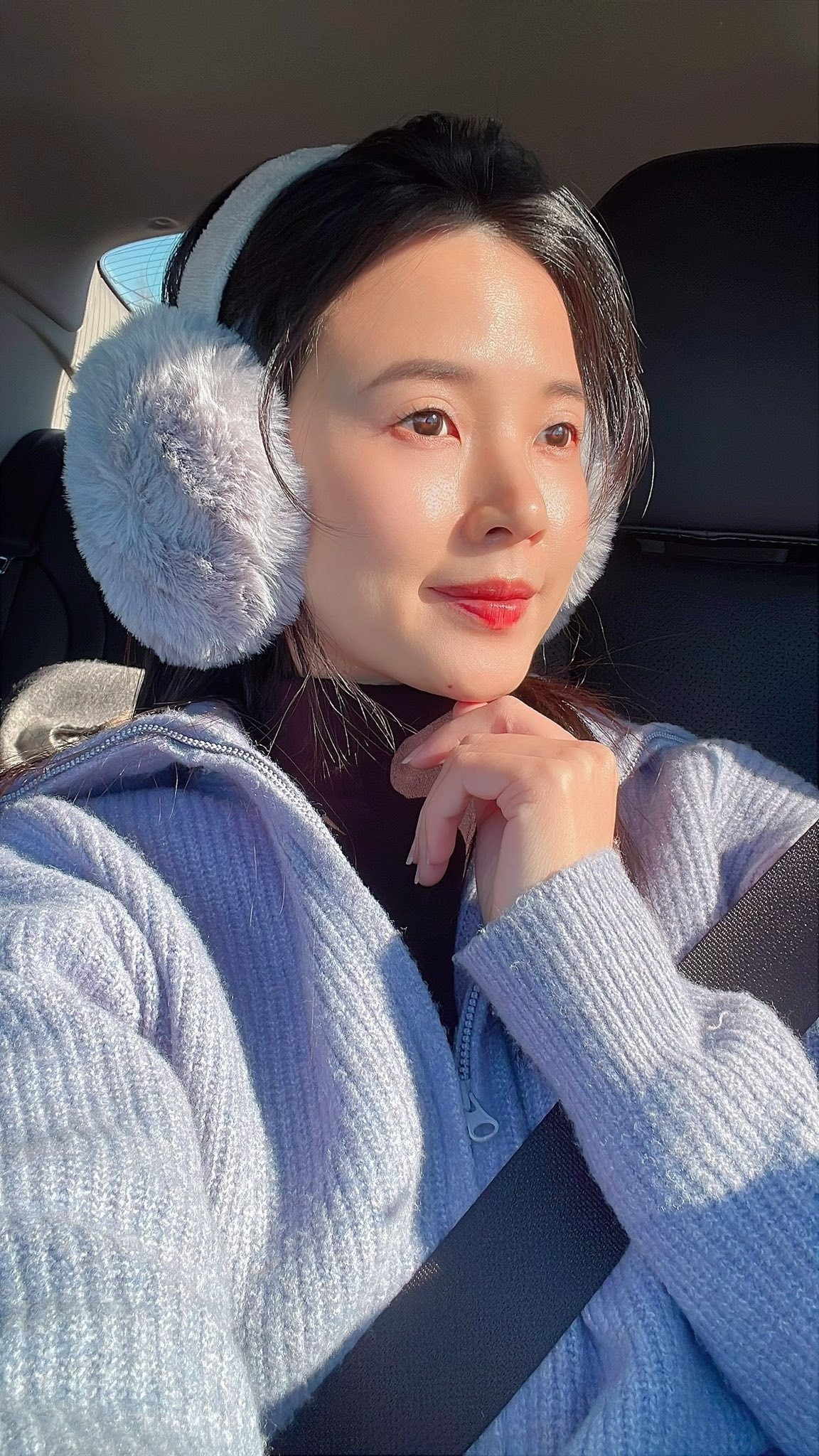 Không phải lần đầu Midu khiến cư dân mạng trầm trồ với phong cách đi dạy. Mỗi lần nữ diễn viên chia sẻ hình ảnh lên lớp, netizen lại dành nhiều lời khen cho gu thời trang trẻ trung nhưng vẫn chuẩn mực của môi trường học đường.