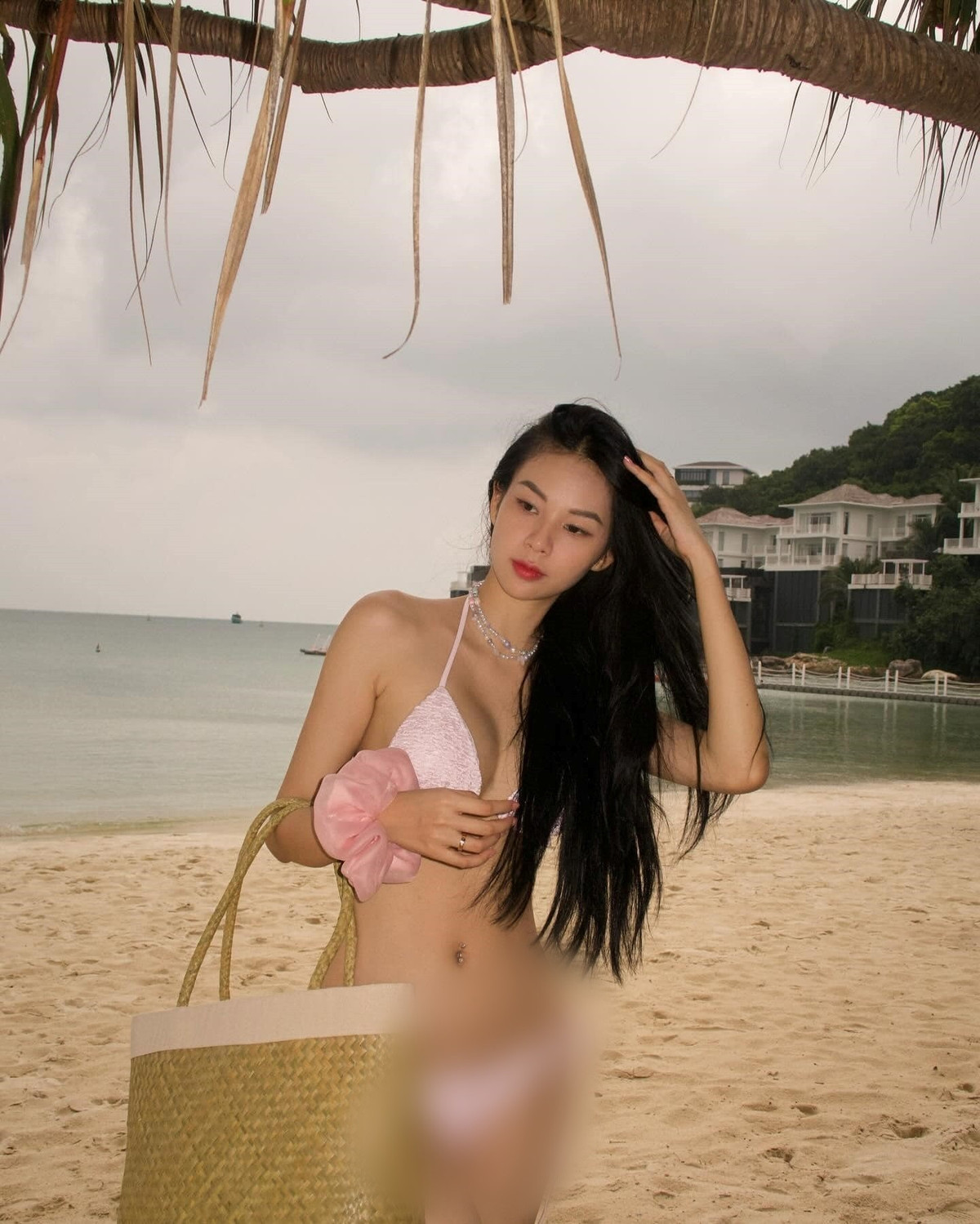 Sở hữu vóc dáng thon thả, Phí Phương Anh dễ dàng chinh phục bikini dây buộc với diện tích vải khiêm tốn. Ảnh: FB Phí Phương Anh