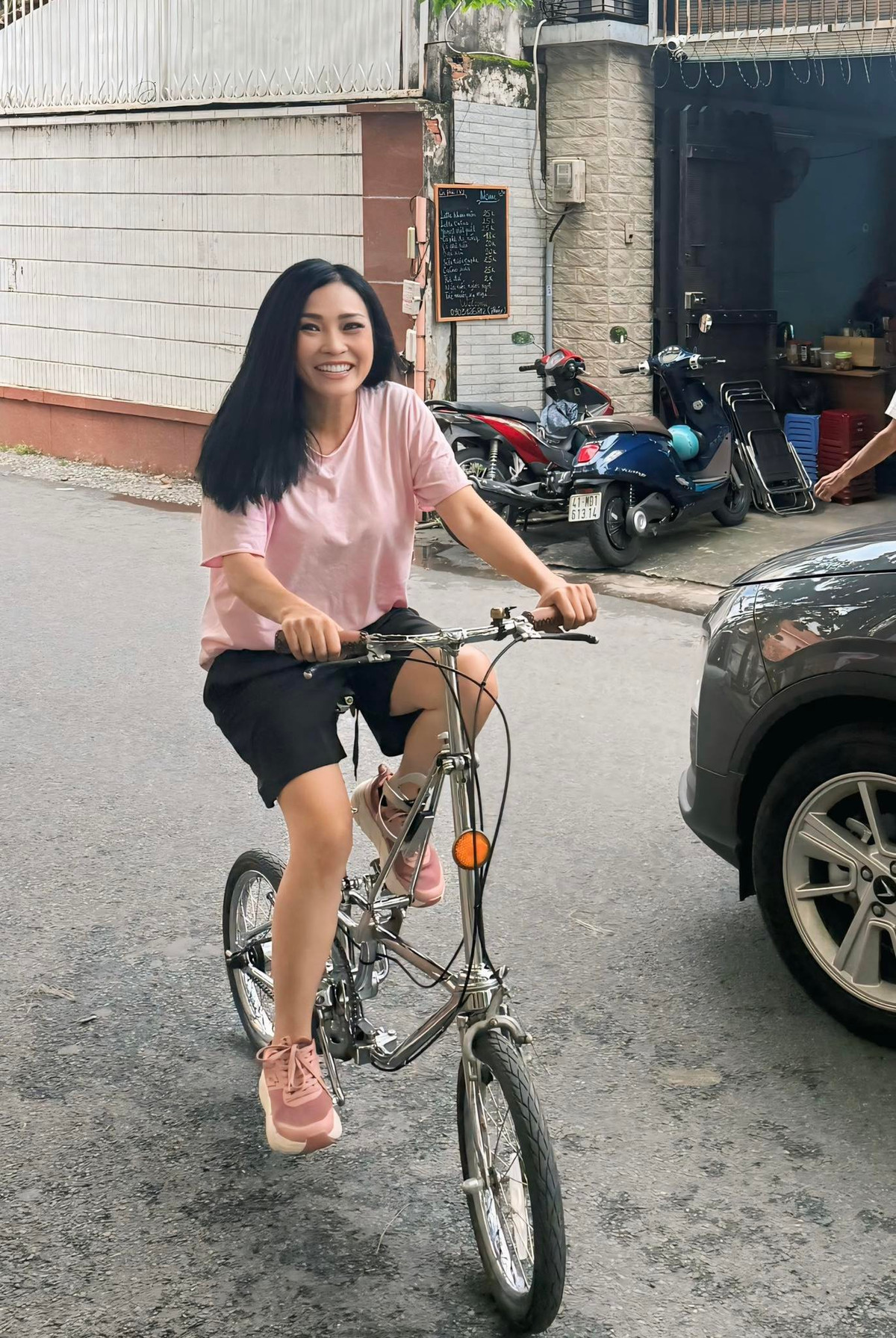 Phương Thanh tận hưởng buổi chiều thảnh thơi đạp xe dạo phố. Ảnh: FB Phương Thanh