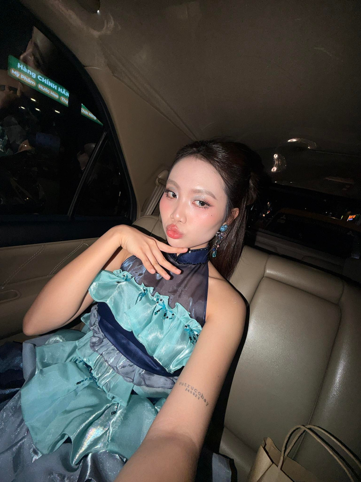 Giữa những khoảnh khắc chỉn chu với lớp trang điểm sân khấu, bức ảnh mặt mộc của nữ ca sĩ trở thành tâm điểm.