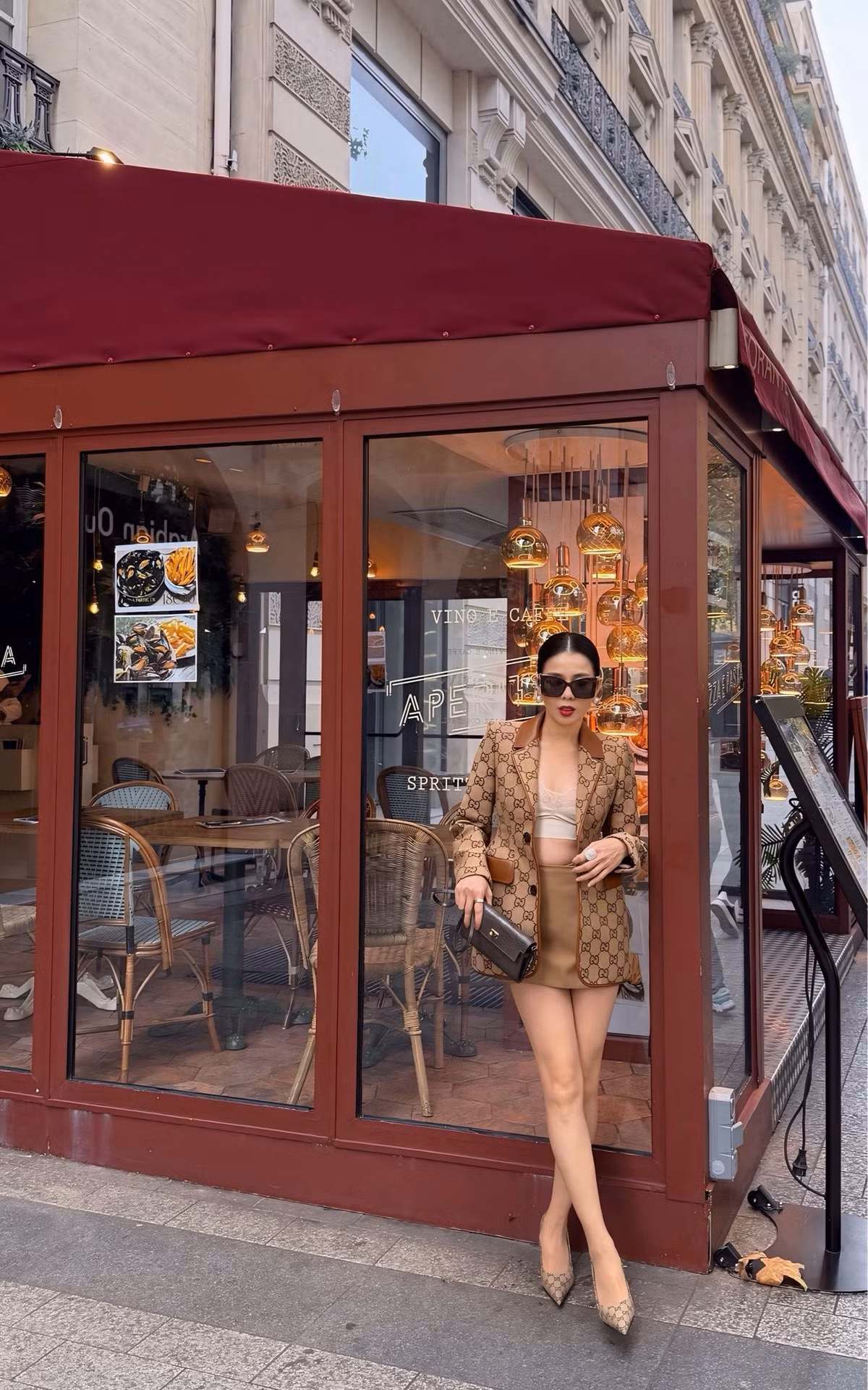 Cô diện một chiếc áo crop top ôm sát bên trong, khéo léo khoe trọn vòng eo săn chắc đáng ngưỡng mộ, cho thấy thành quả của quá trình tập luyện chăm chỉ.