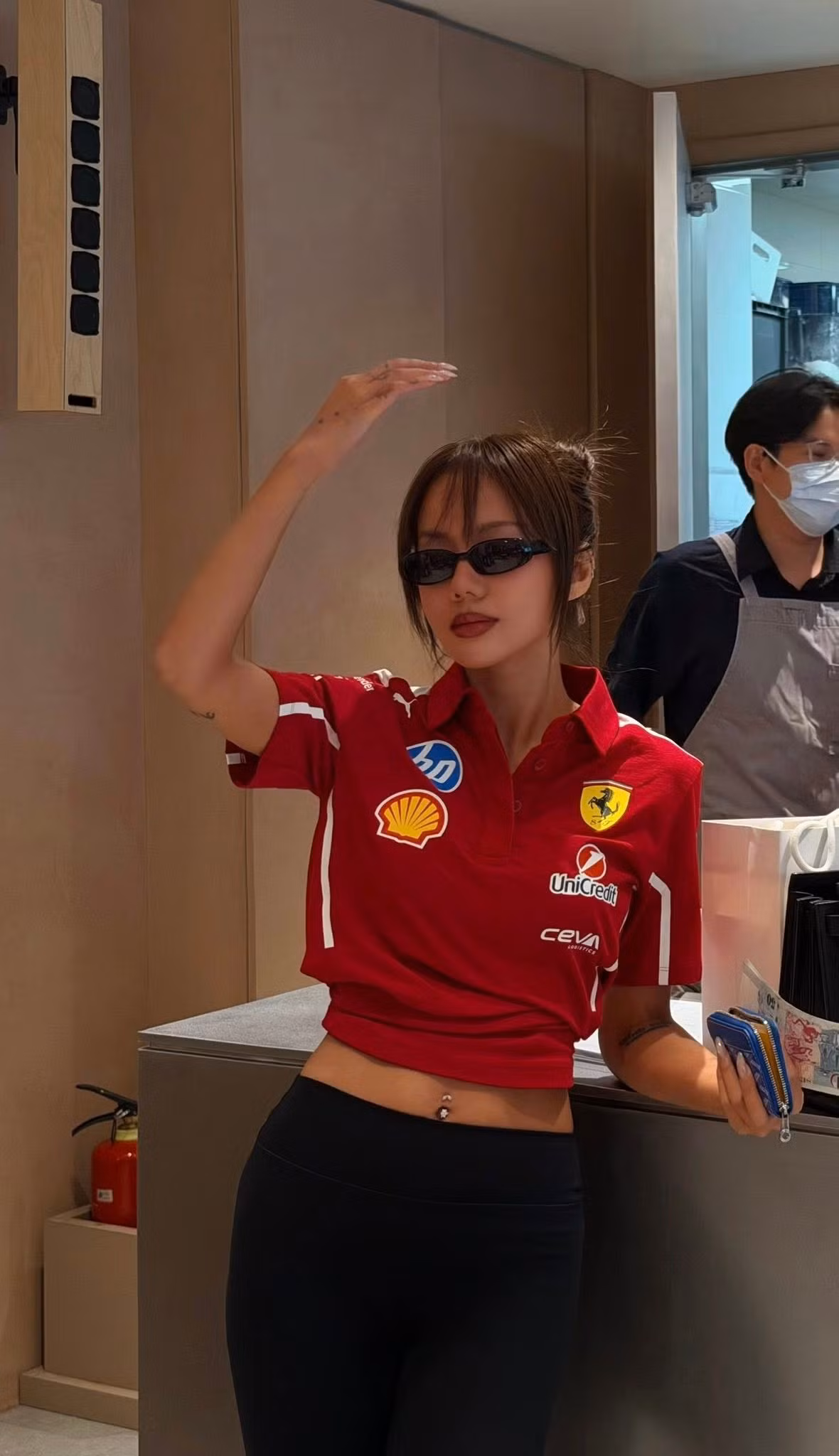 Sự thay đổi này không chỉ tôn lên nét đẹp khỏe khoắn, quyến rũ mà còn tạo nên dấu ấn mới mẻ trong phong cách cá nhân của cô.