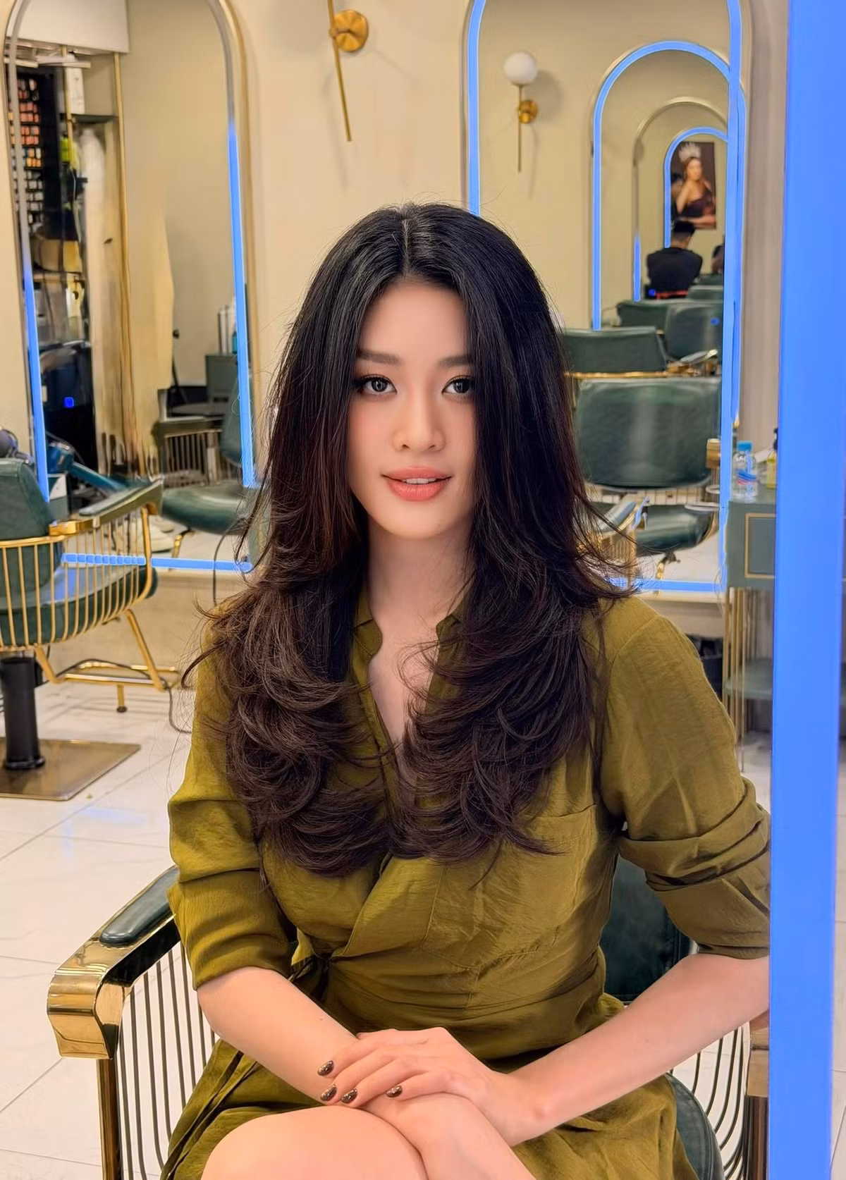 Hoa hậu Khánh Vân chia sẻ: "đổi kiểu tóc mới với gương mặt sau khi thưởng thức tám chục nghìn món ăn từ chồng yêu". Ảnh: FB Nguyễn Trần Khánh Vân