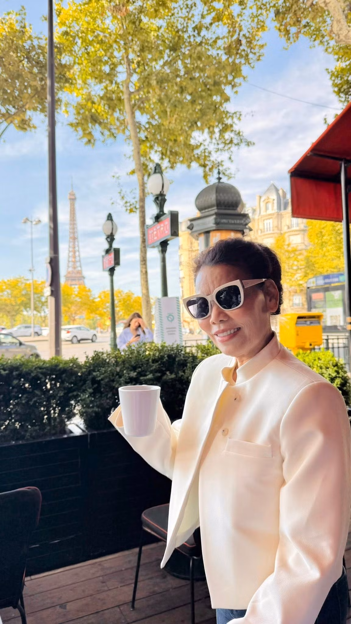 Mẹ Hồ Ngọc Hà lựa chọn set đồ đơn giản nhưng đầy tinh tế: quần jean, áo thun ôm dáng, khoác ngoài màu sáng và kết hợp cùng giày thể thao năng động.