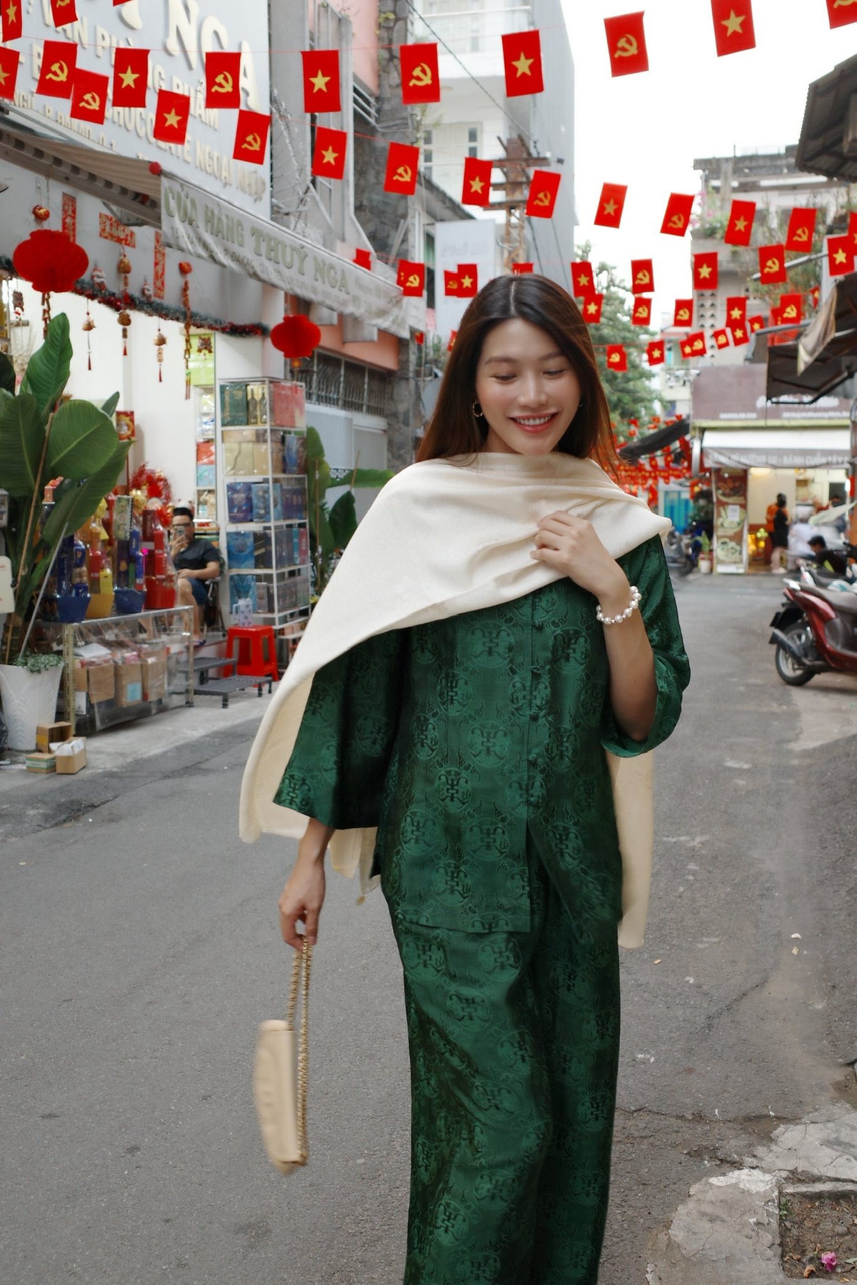 Ở những tháng cuối của thai kỳ, Quỳnh Châu vẫn tự tin diện nhiều kiểu trang phục, cô vẫn đi dự sự kiện, đi du lịch,...