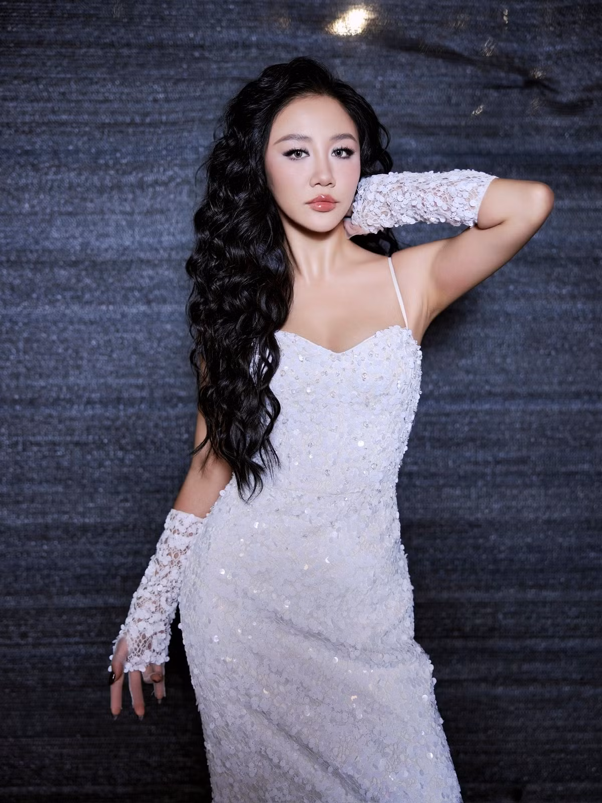 Cô tiết lộ đã có thời điểm nghiêm túc giảm tới 6kg chỉ trong một tuần, duy trì chế độ ăn uống khoa học kết hợp luyện tập bền bỉ. Giờ đây, nữ ca sĩ không chỉ sở hữu vòng 2 săn chắc, cơ bụng rõ nét mà còn toát lên thần thái tự tin, hiện đại.