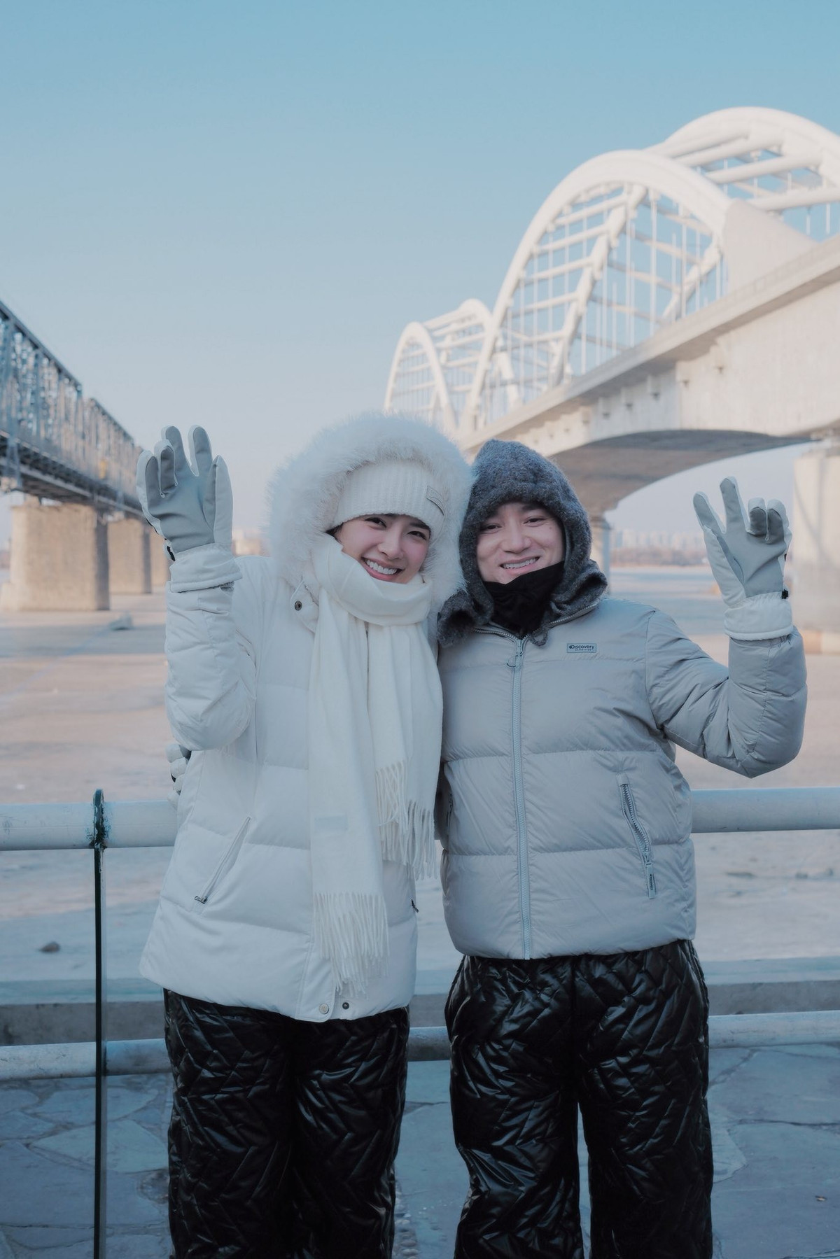 Nam ca sĩ và bà xã không quên trải nghiệm trượt tuyết.