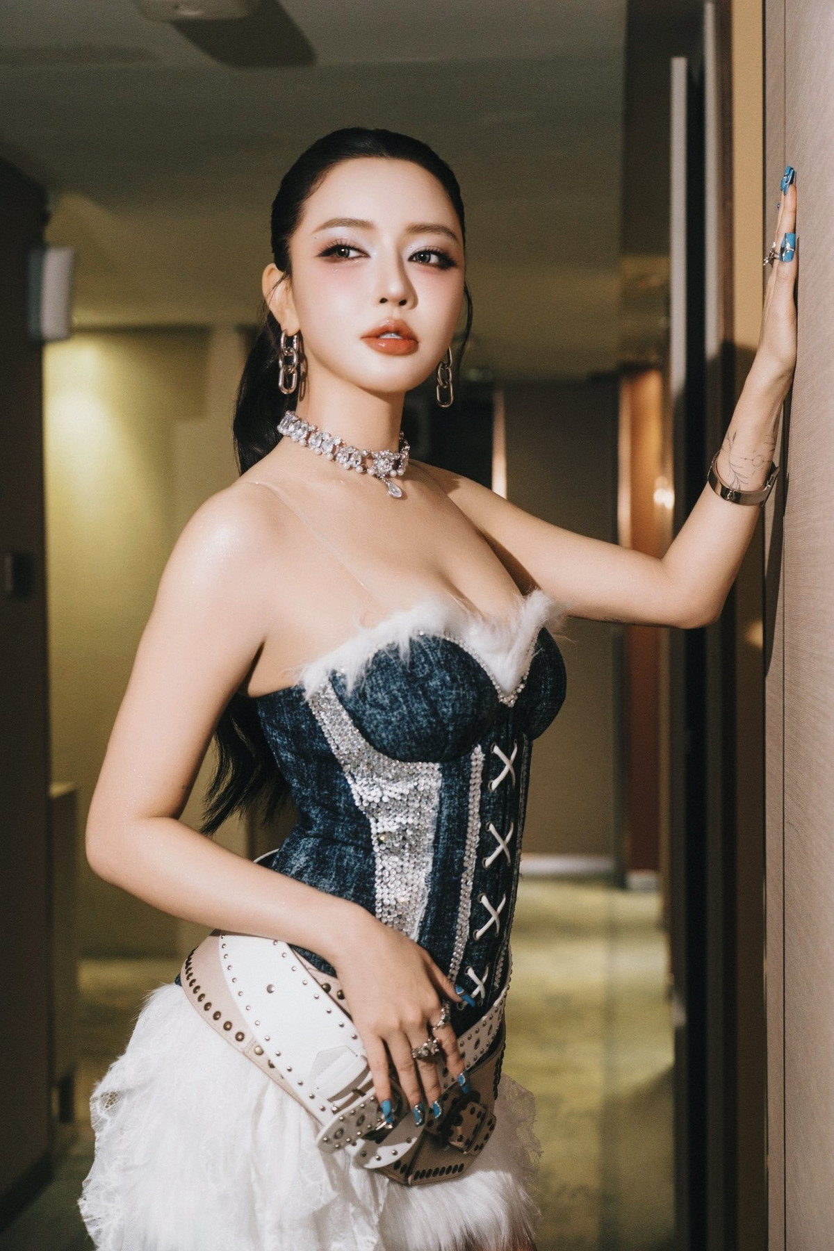 Nhiều khán giả dành lời khen cho diện mạo của cô, ví nữ ca sĩ như “búp bê sống”.