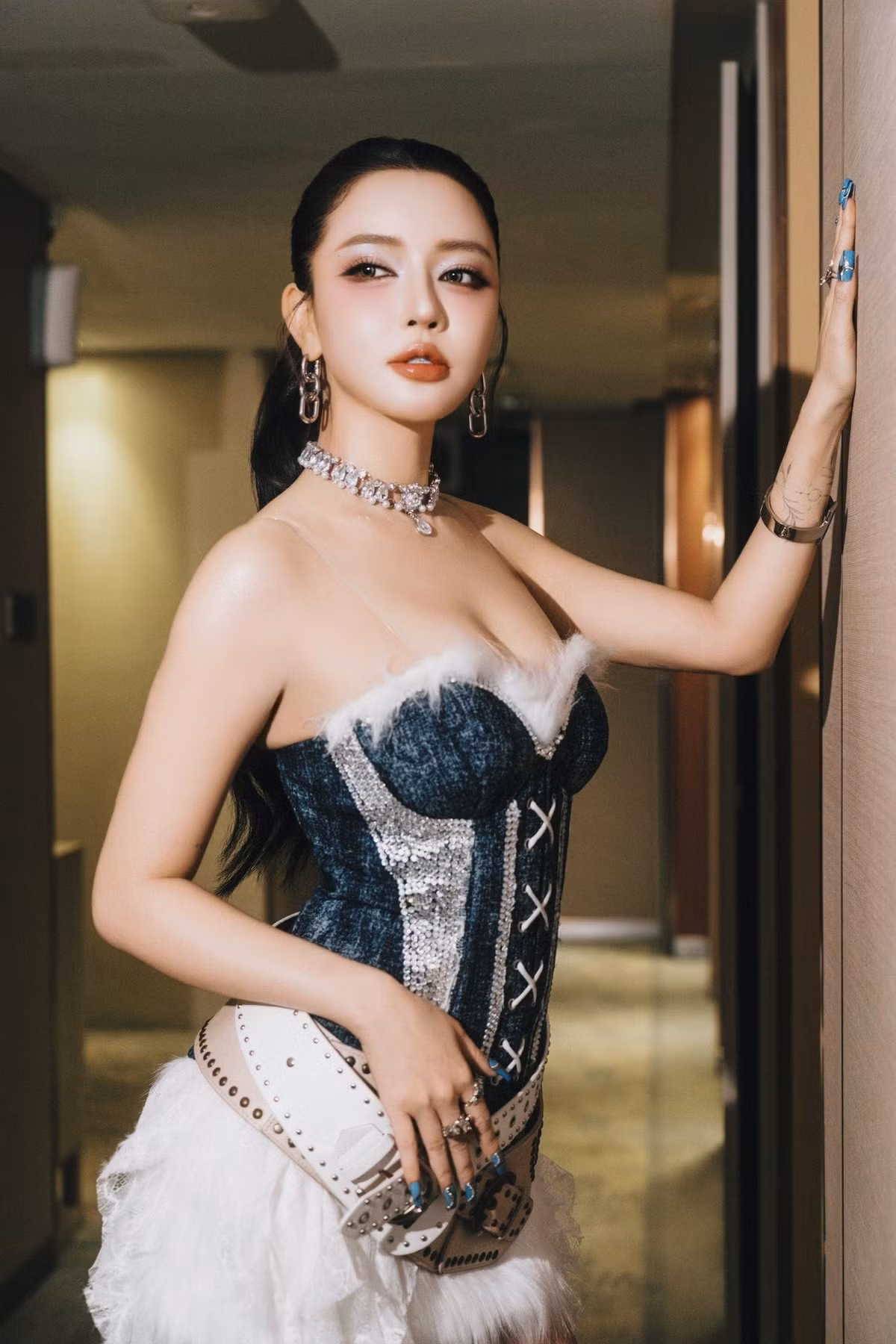 Nhiều khán giả dành lời khen cho diện mạo của cô, ví nữ ca sĩ như “búp bê sống”.