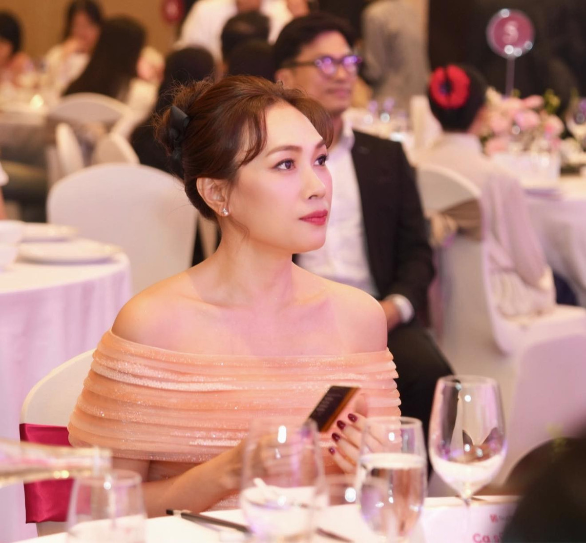 Ở tuổi ngoài 40, Mỹ Tâm vẫn duy trì làn da tươi trẻ, thần thái cuốn hút và sự tự tin hiếm có.