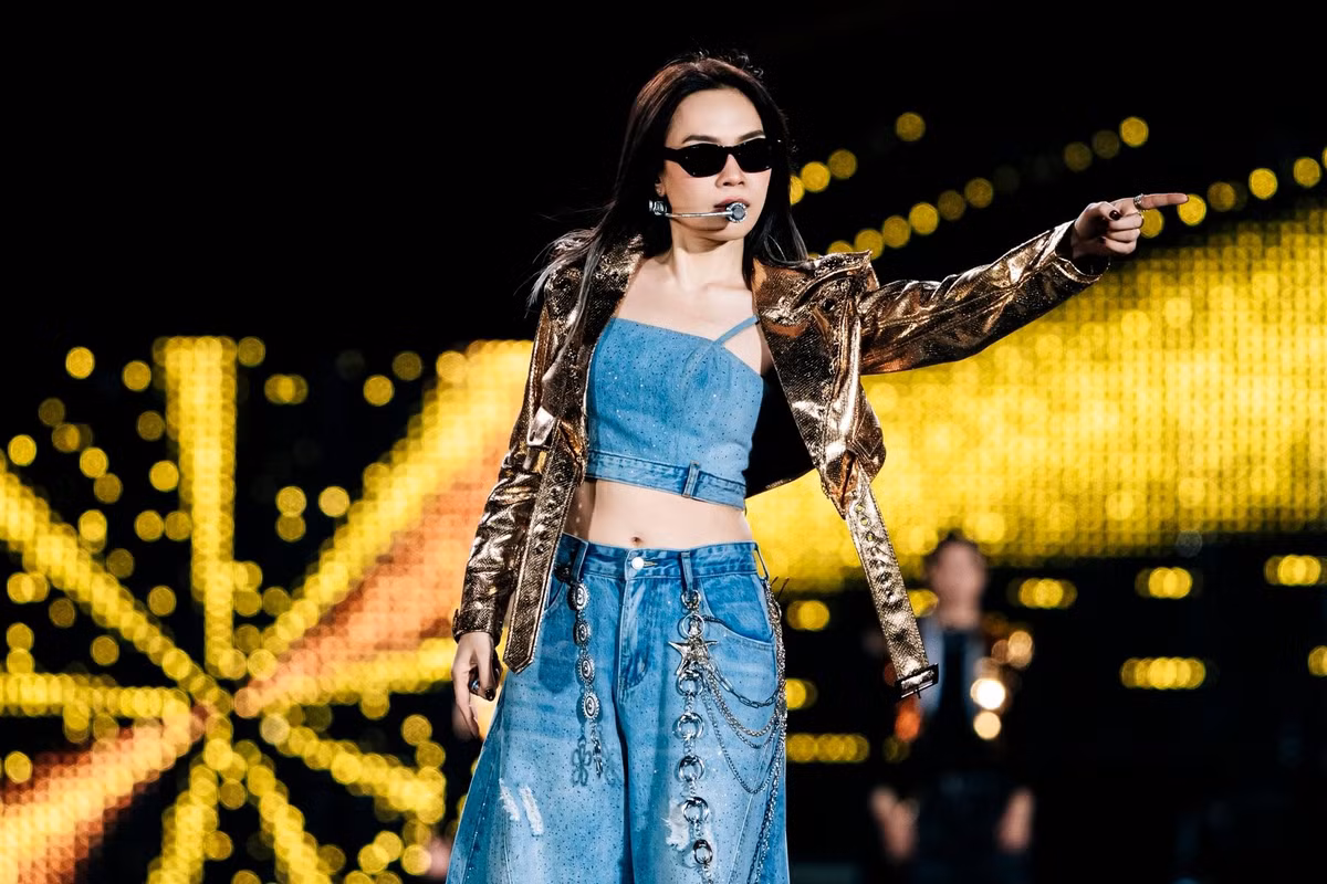 Còn trong đời thường, cô lại ưu ái gương mặt mộc cùng những set đồ đơn giản như áo thun, quần jeans, tạo cảm giác gần gũi và thoải mái.