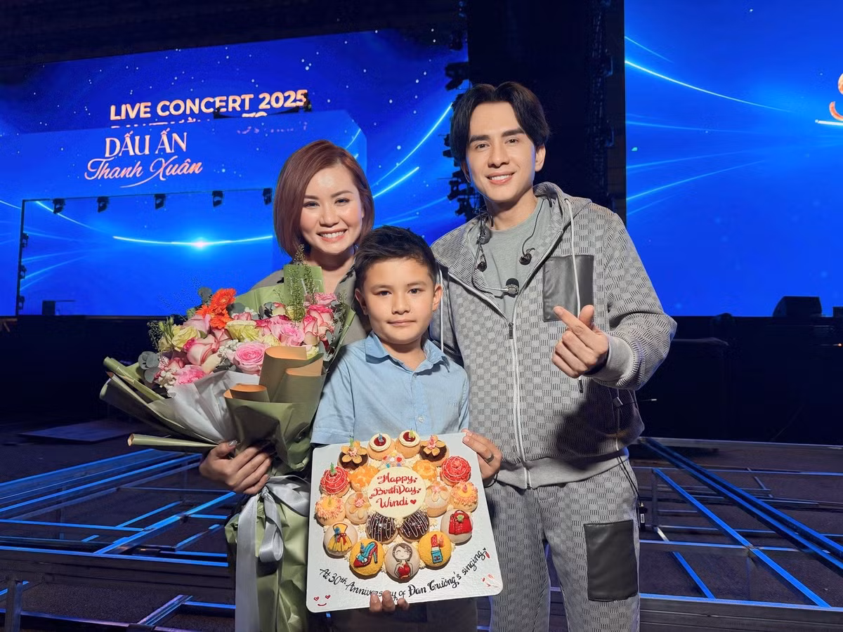 Vợ cũ và con trai về nước ủng hộ liveshow của Đan Trường. Ảnh: FB Dan Truong Pham