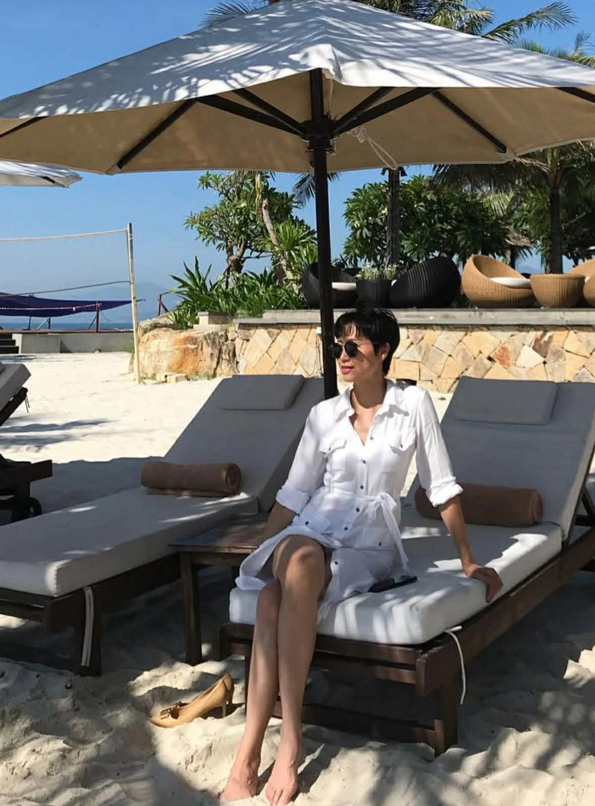 Ở độ tuổi U50, bà vẫn giữ được body gọn gàng, làn da mịn màng cùng phong thái tự tin hiếm thấy.