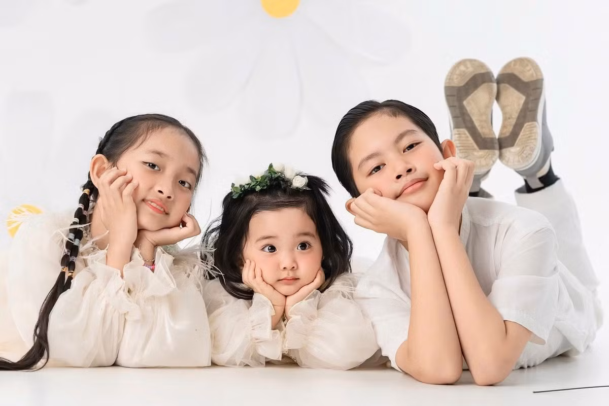 Chính Khánh Thi có lần còn chia sẻ hiện tại Lisa còn hot hơn cả bố mẹ, bằng chứng là mỗi lần đăng ảnh Lisa, Facebook của Khánh Thi nhận được tương tác lớn.