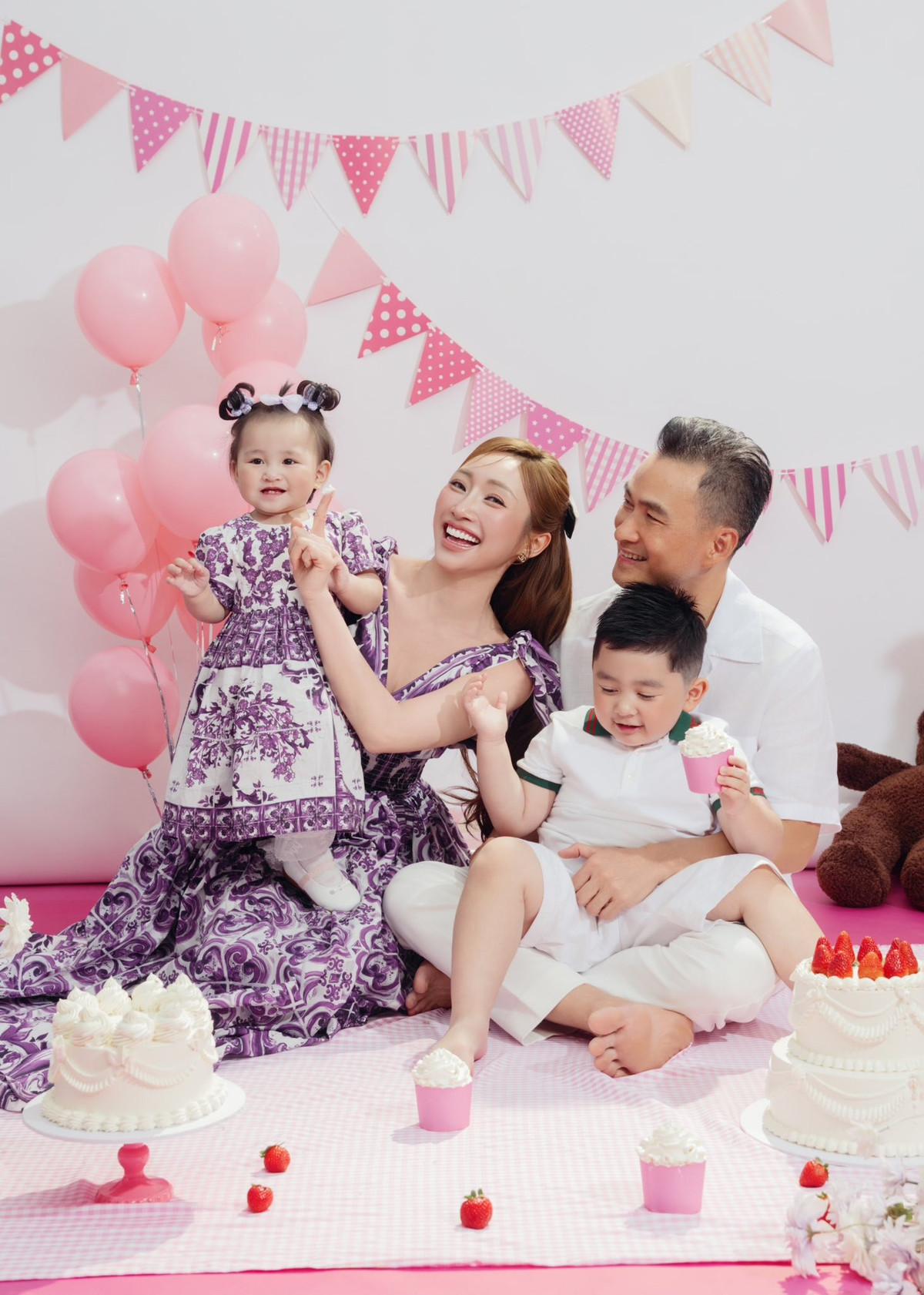 Vợ chồng Chi Bảo - Lý Thuỳ Chang thực hiện bộ ảnh mừng sinh nhật con gái. Ảnh: FB Chang.TV