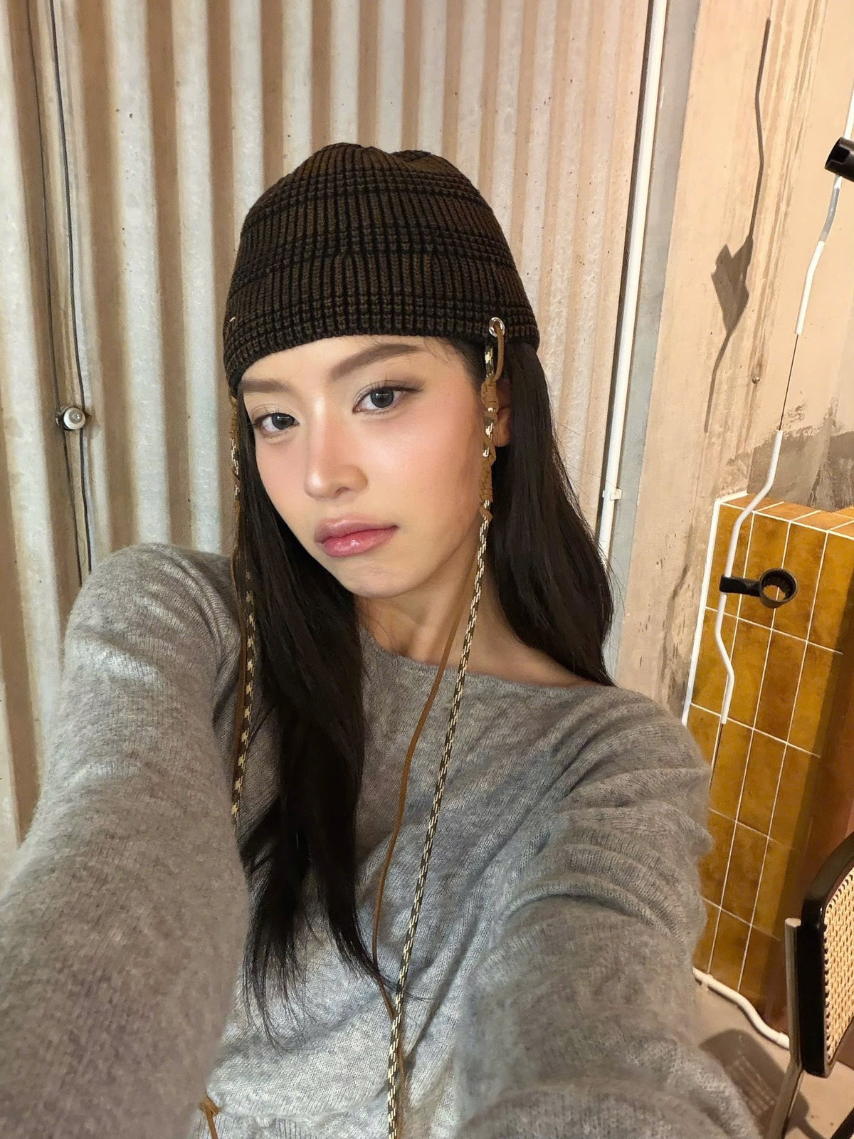 Trước ồn ào, nàng hậu có lên tiếng nhưng không thẳng thắn phủ nhận, chỉ cho biết cô rất buồn bởi những lời tiêu cực, mong khán giả hãy thấu hiểu.