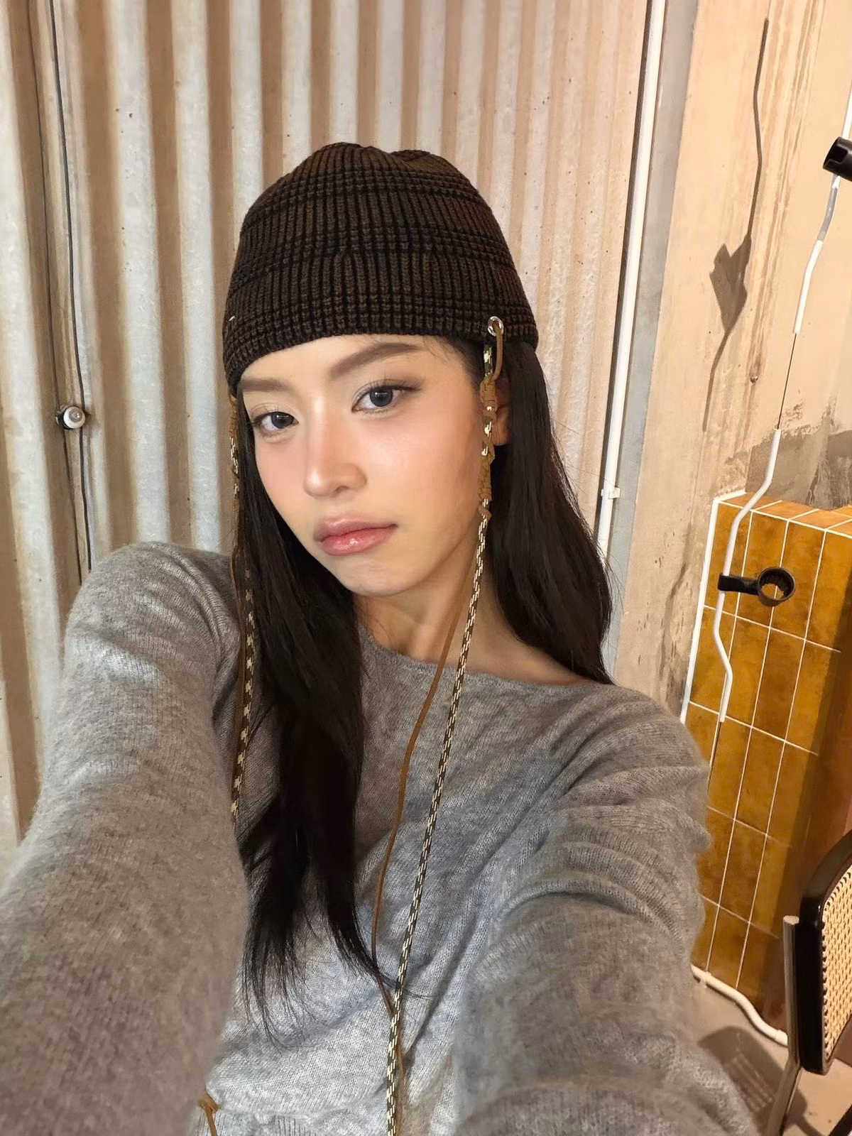 Trước ồn ào, nàng hậu có lên tiếng nhưng không thẳng thắn phủ nhận, chỉ cho biết cô rất buồn bởi những lời tiêu cực, mong khán giả hãy thấu hiểu.