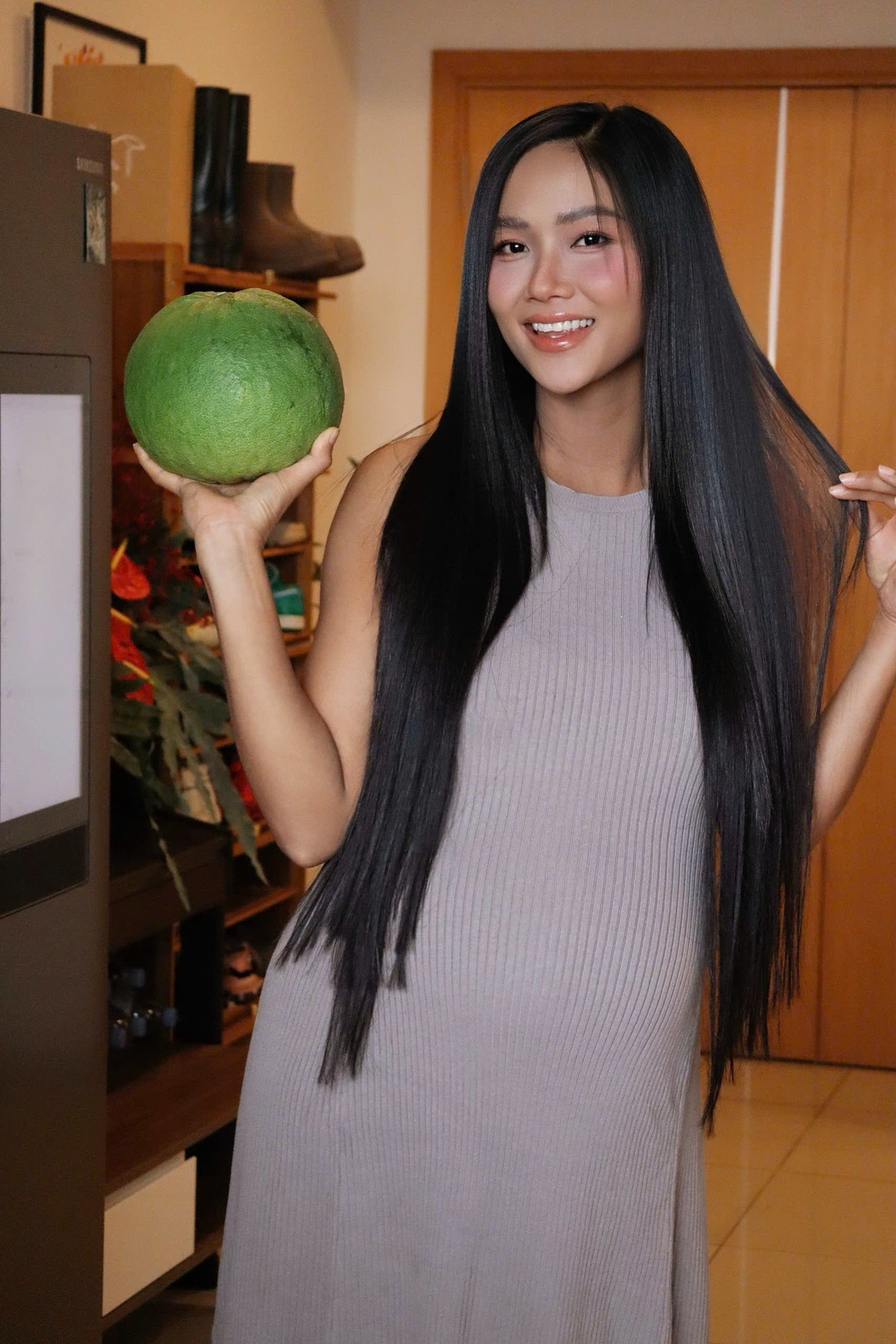 Hoa hậu H'Hen Niê khoe mái tóc đen dài, óng mượt trong thai kỳ. Ảnh: FB H'Hen Niê