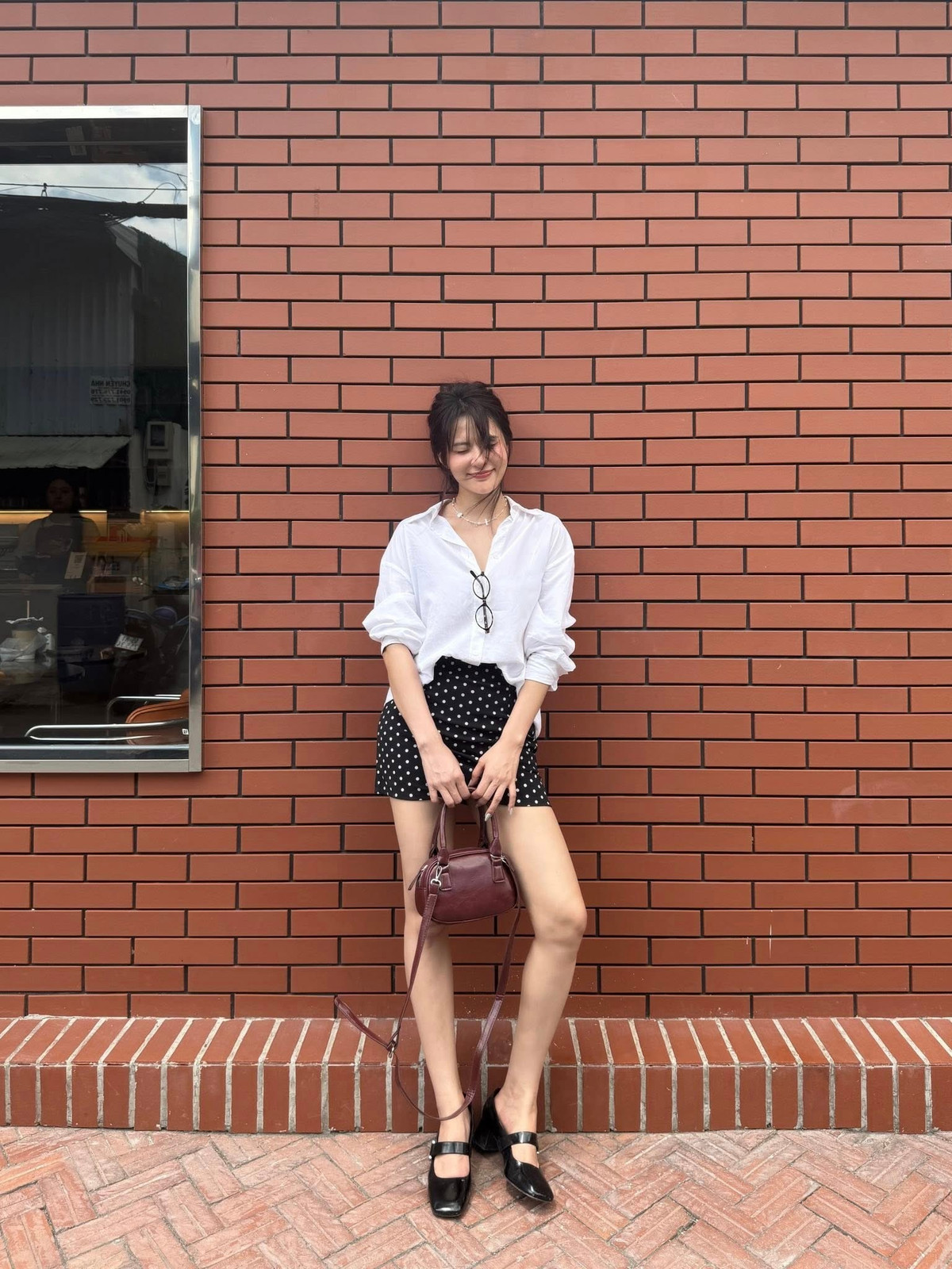 Minh Trang khoe đôi chân thon dài với váy ngắn chấm bi. Ảnh: FB Minh Trang