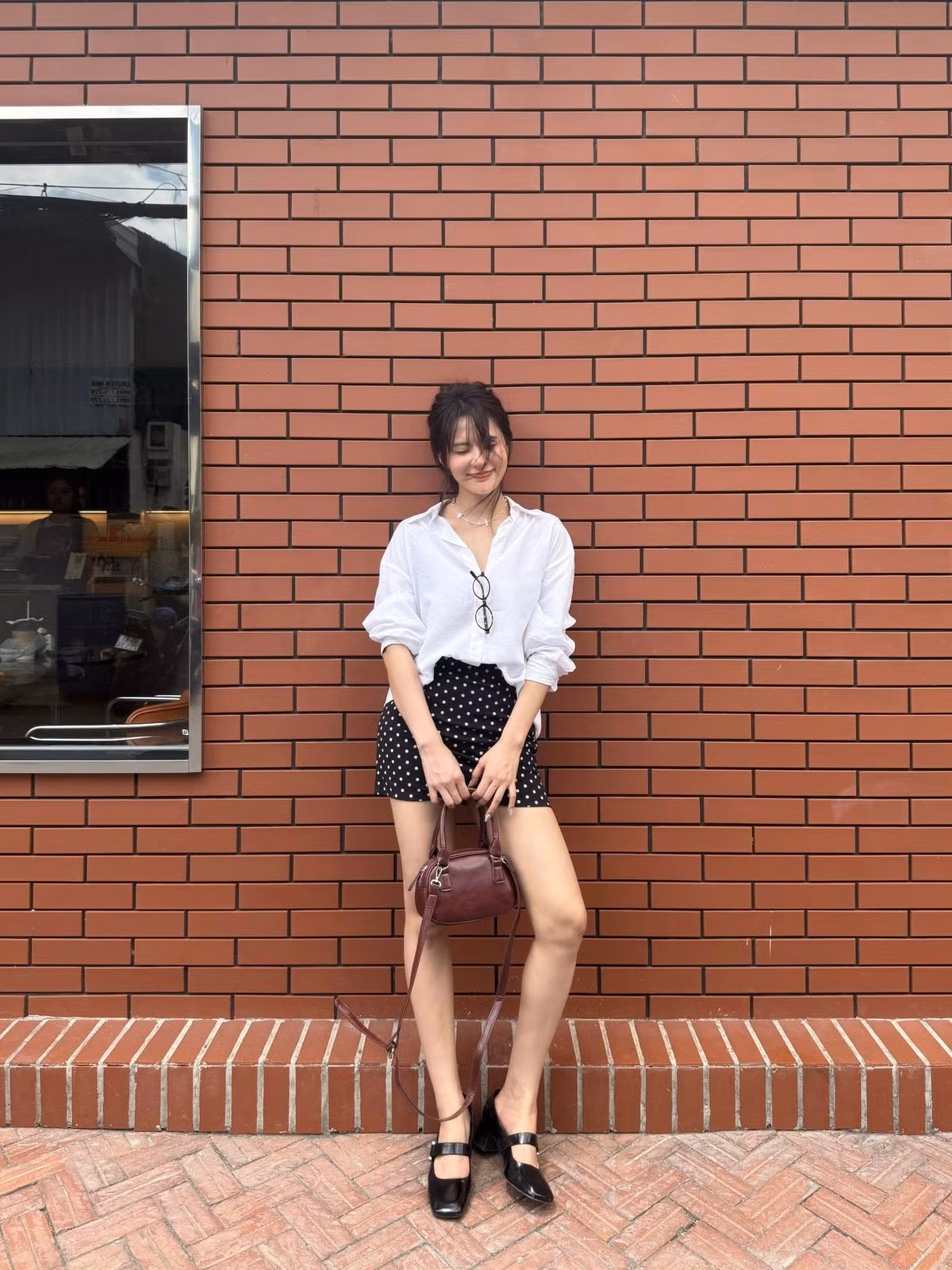 Minh Trang khoe đôi chân thon dài với váy ngắn chấm bi. Ảnh: FB Minh Trang