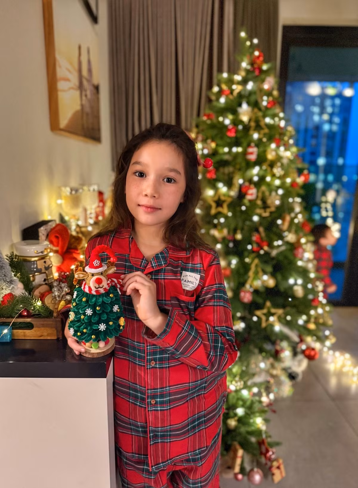 Bé Myla lớn bổng khi lên bảy tuổi, được mẹ nhận xét trưởng thành, ra dáng chị cả.