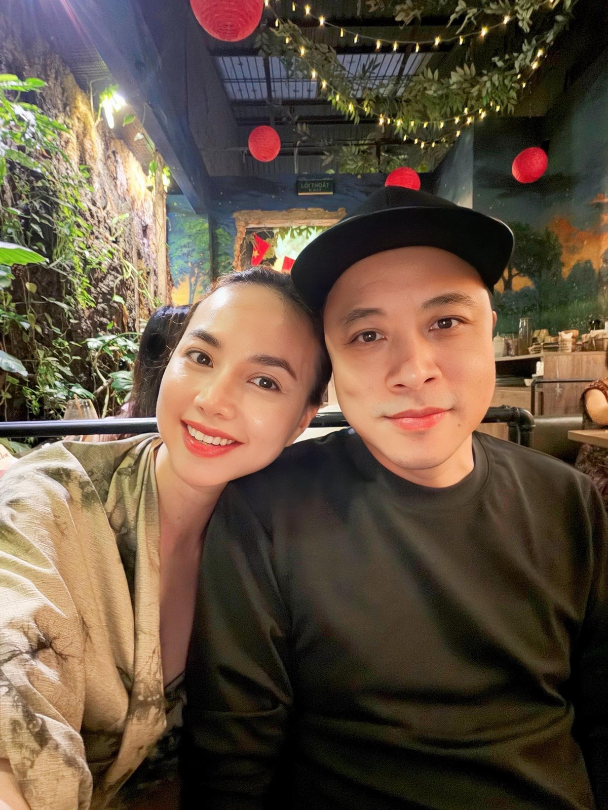 Vợ chồng Đinh Ngọc Diệp - Victor Vũ hẹn hò ăn tối. Ảnh: FB Dinh Ngoc Diep