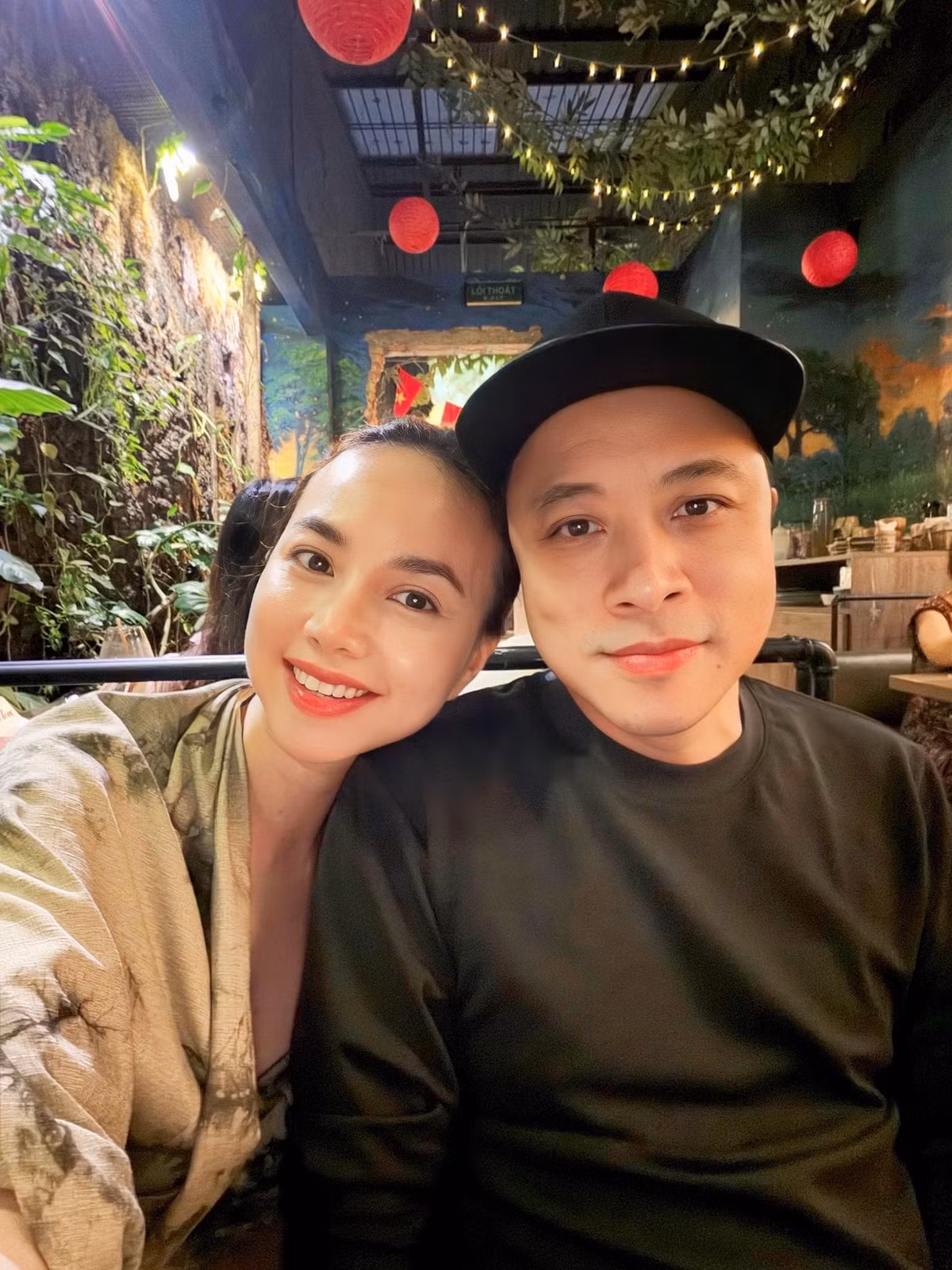 Vợ chồng Đinh Ngọc Diệp - Victor Vũ hẹn hò ăn tối. Ảnh: FB Dinh Ngoc Diep