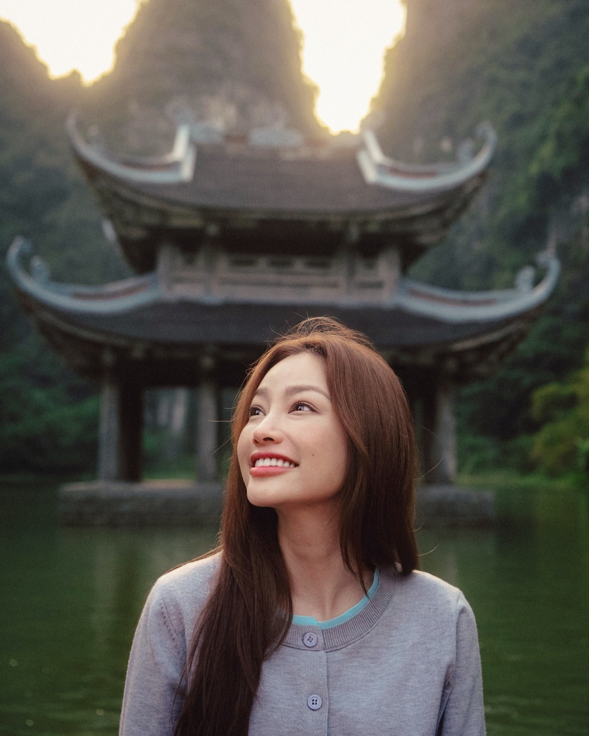 Trương Tri Trúc Diễm ngắm cảnh sắc Ninh Bình. Ảnh: FB Trương Tri Trúc Diễm