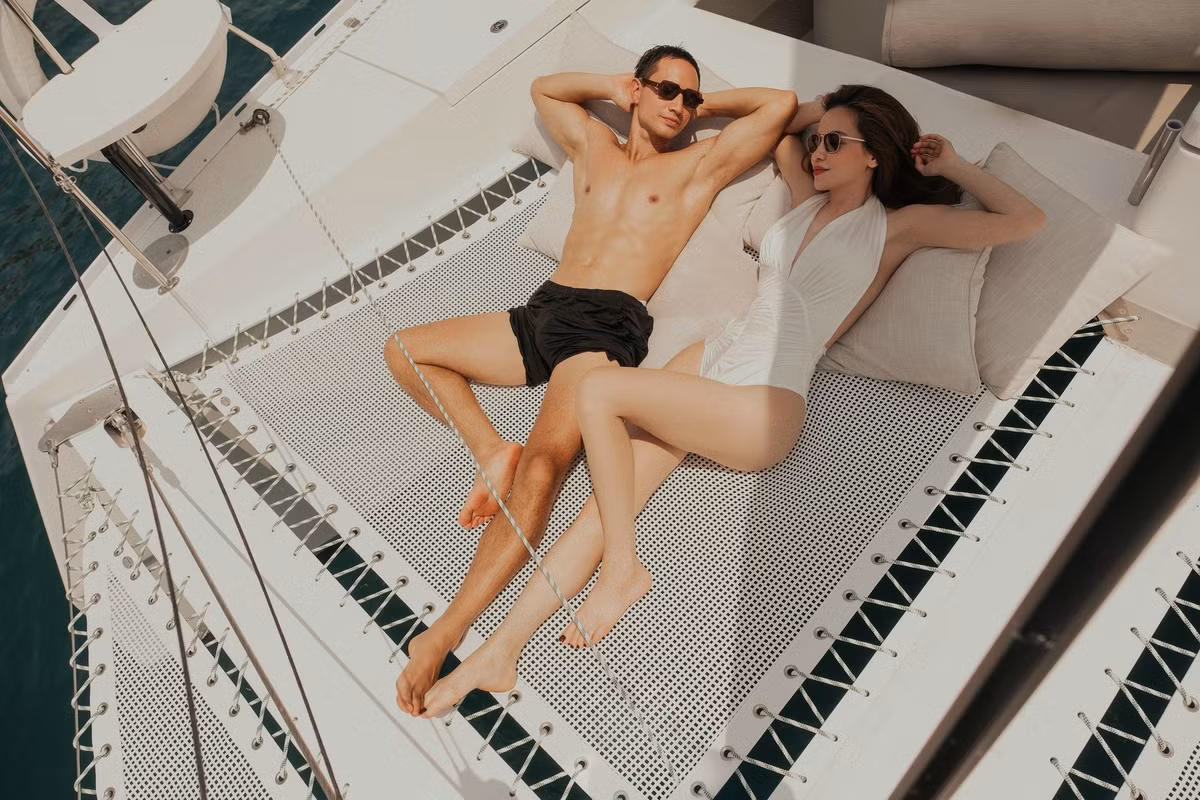 Hồ Ngọc Hà - Kim Lý tạo dáng đầy thần thái trên du thuyền. Ảnh: FB Ho Ngoc Ha