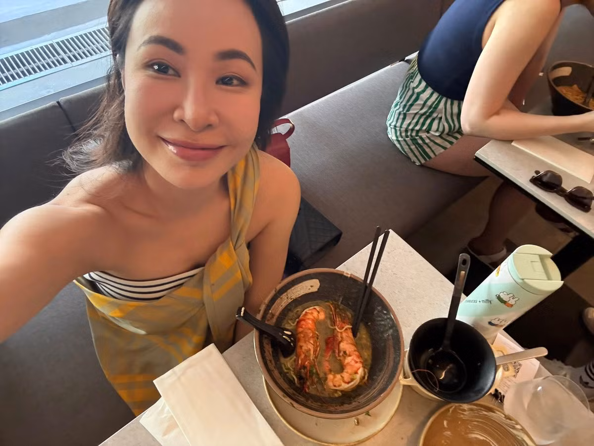 Bên cạnh sự ổn định về chuyên môn, Uyên Linh những năm gần đây còn khiến khán giả chú ý bởi sự thay đổi rõ rệt về ngoại hình và gu thời trang.