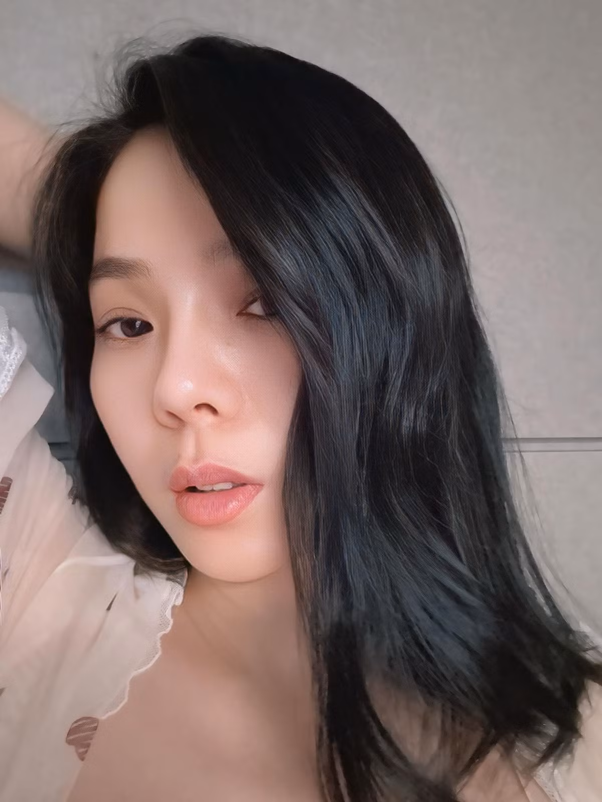 Tin tức sao Việt 4/9: Ca sĩ Lệ Quyên đăng ảnh mặt mộc trước giờ ngủ. Ảnh: FB Lệ Quyên