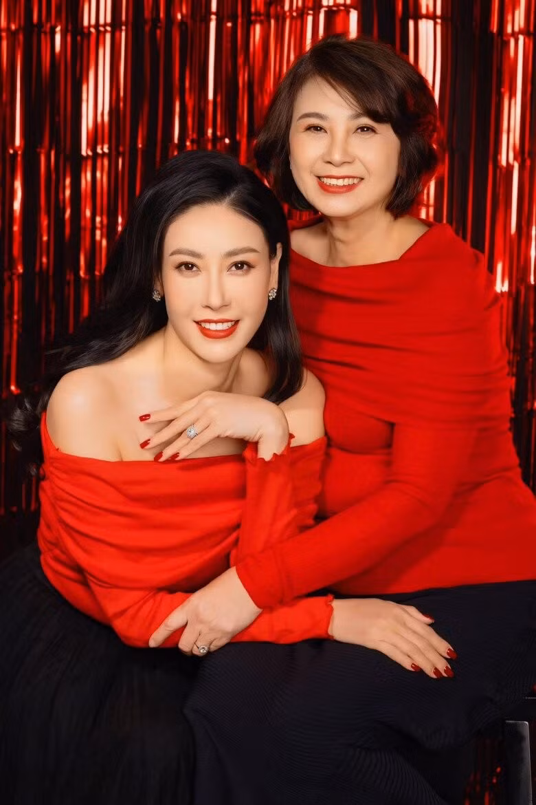 Dù đã ở ngưỡng tuổi U80, bà Vương Kiều Oanh vẫn khiến mọi người phải kinh ngạc vì vẻ ngoài quá đỗi trẻ trung và sành điệu.