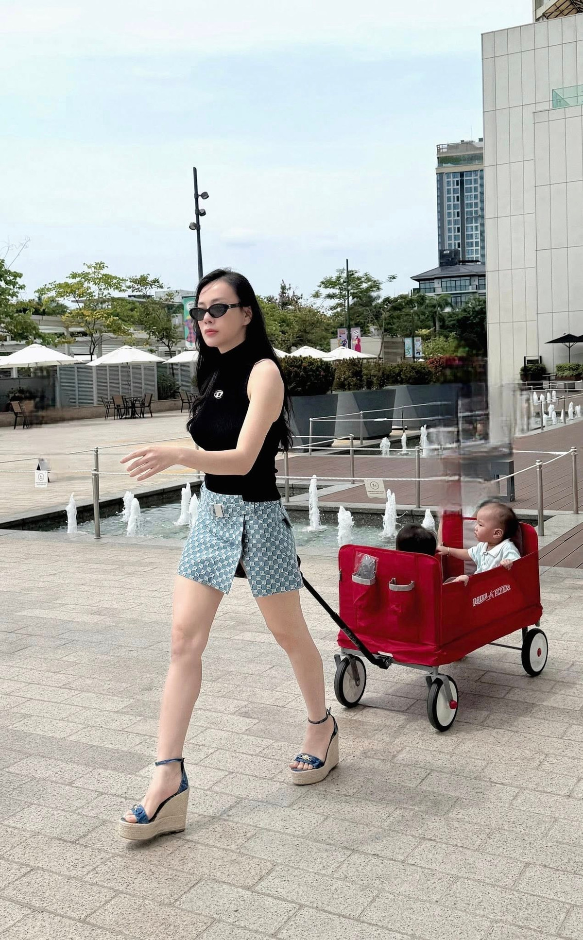 Phương Oanh đăng ảnh mới: "Đưa nhau đi mua trà sữa cho chị mẹ uống". Ảnh: FB Đỗ Phương Oanh