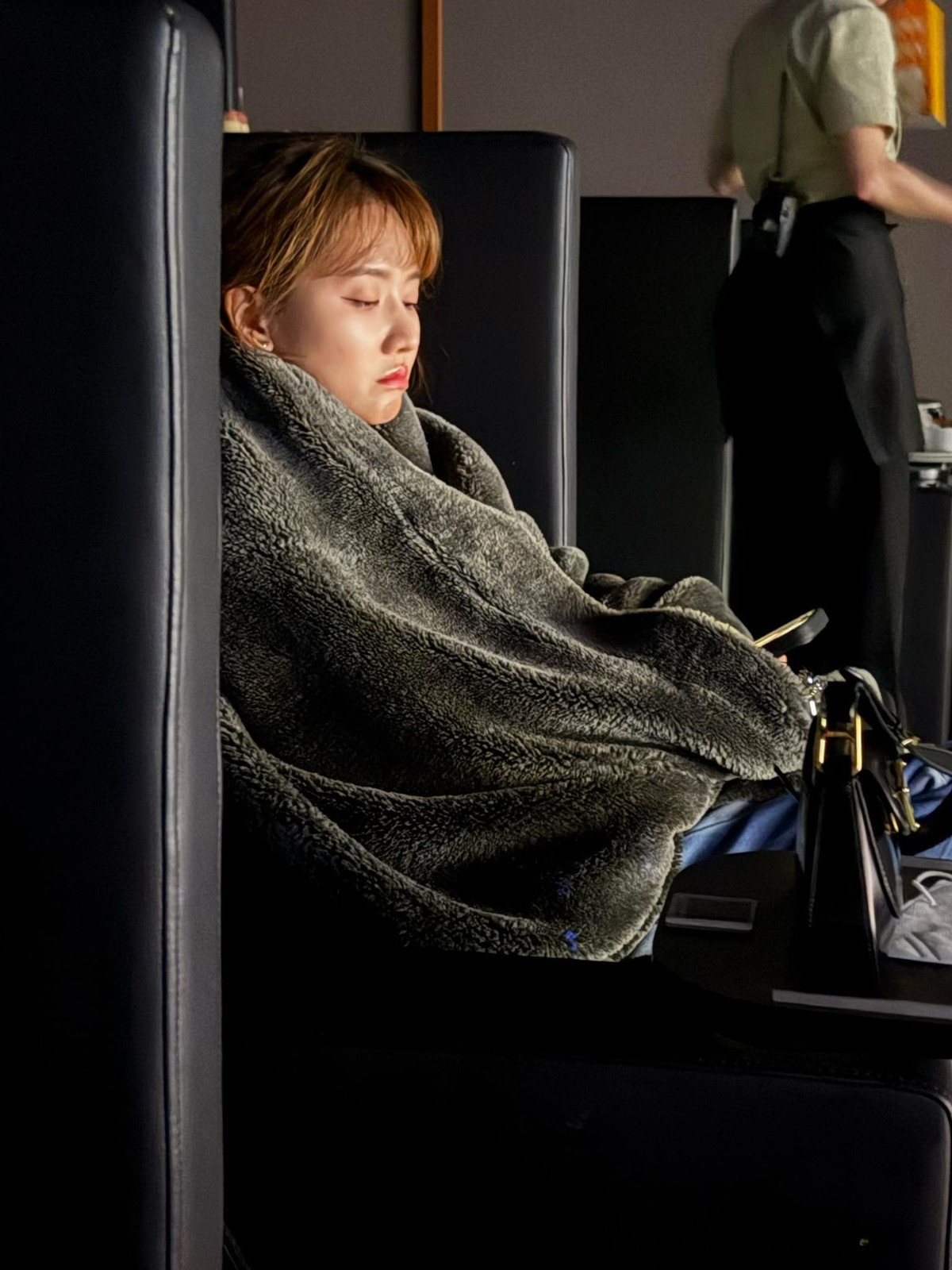 Trấn Thành chụp trộm khoảnh khắc Hari Won trong hậu trường và bày tỏ tình yêu với vợ. Ảnh: FB Trấn Thành