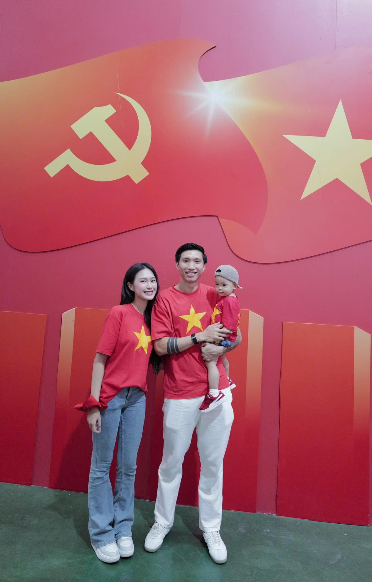 Gia đình Doãn Hải My - Đoàn Văn Hậu mặc đồng phục áo cờ đỏ sao vàng mừng đại lễ. Ảnh: FB Đoàn Văn Hậu