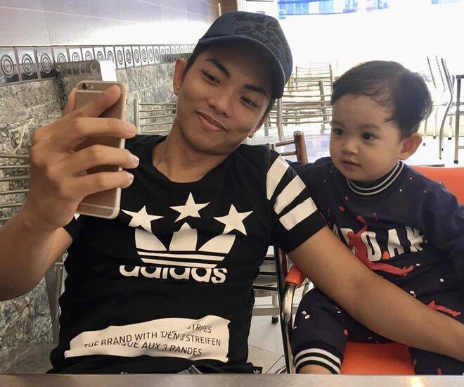 Bức ảnh Phan Hiển chụp cùng con trai Kubi ở thời điểm hiện tại năm 2026 và cách đây 10 năm - 2016 gây sốt.