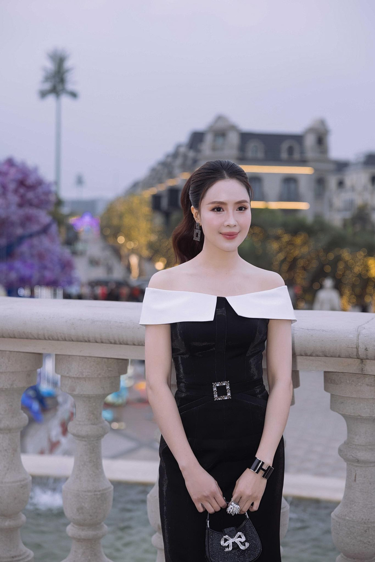 Xuất thân là người mẫu chuyển qua đóng phim, Hồng Diễm sở hữu gu ăn mặc ấn tượng cùng nhan sắc trời phú.