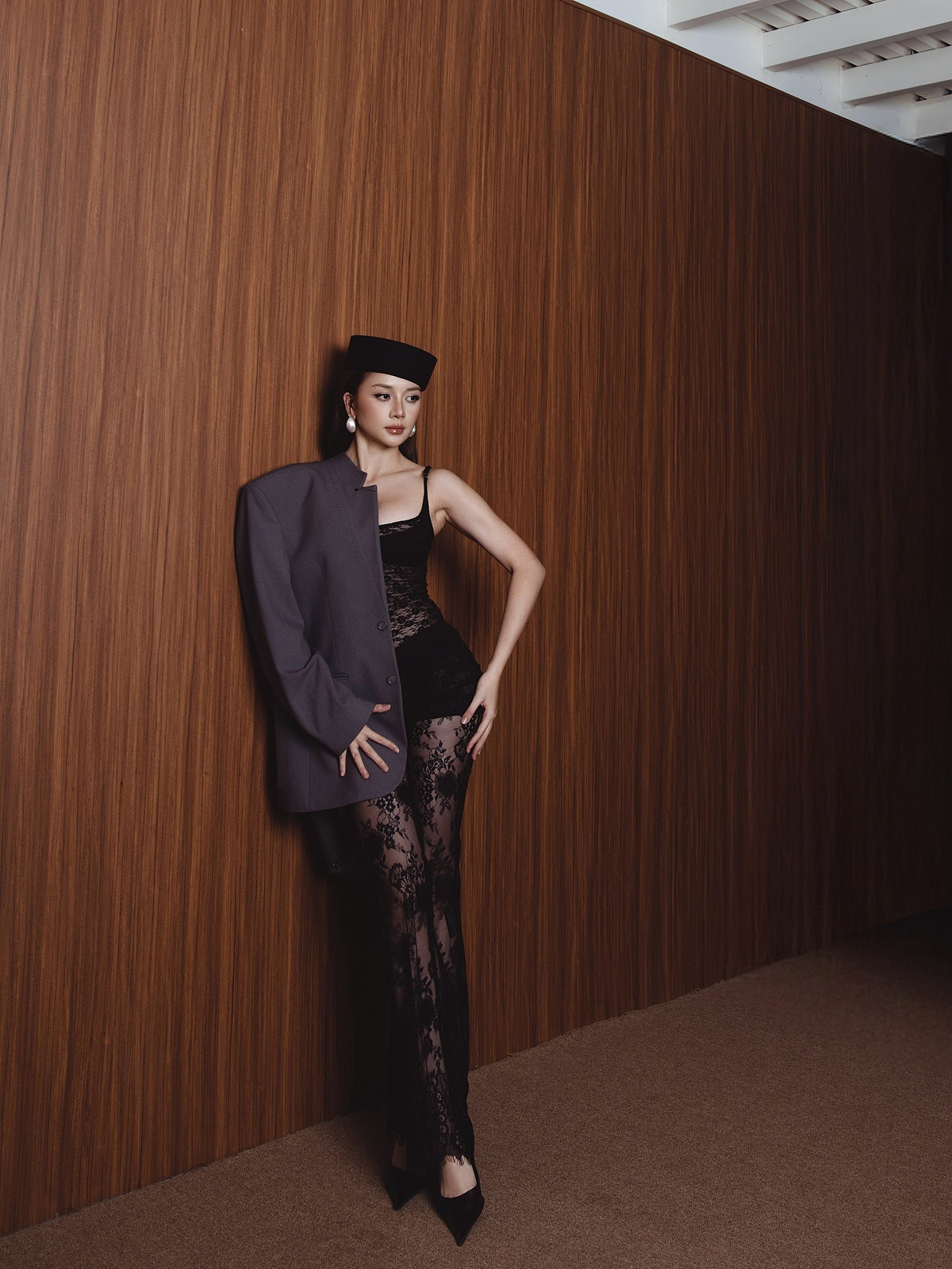 Để tạo điểm nhấn phong cách, Thiều Bảo Trang khéo léo khoác thêm áo vest. Sự kết hợp này giúp tổng thể vừa giữ được nét cá tính mạnh mẽ, vừa toát lên thần thái quyến rũ đầy hiện đại.