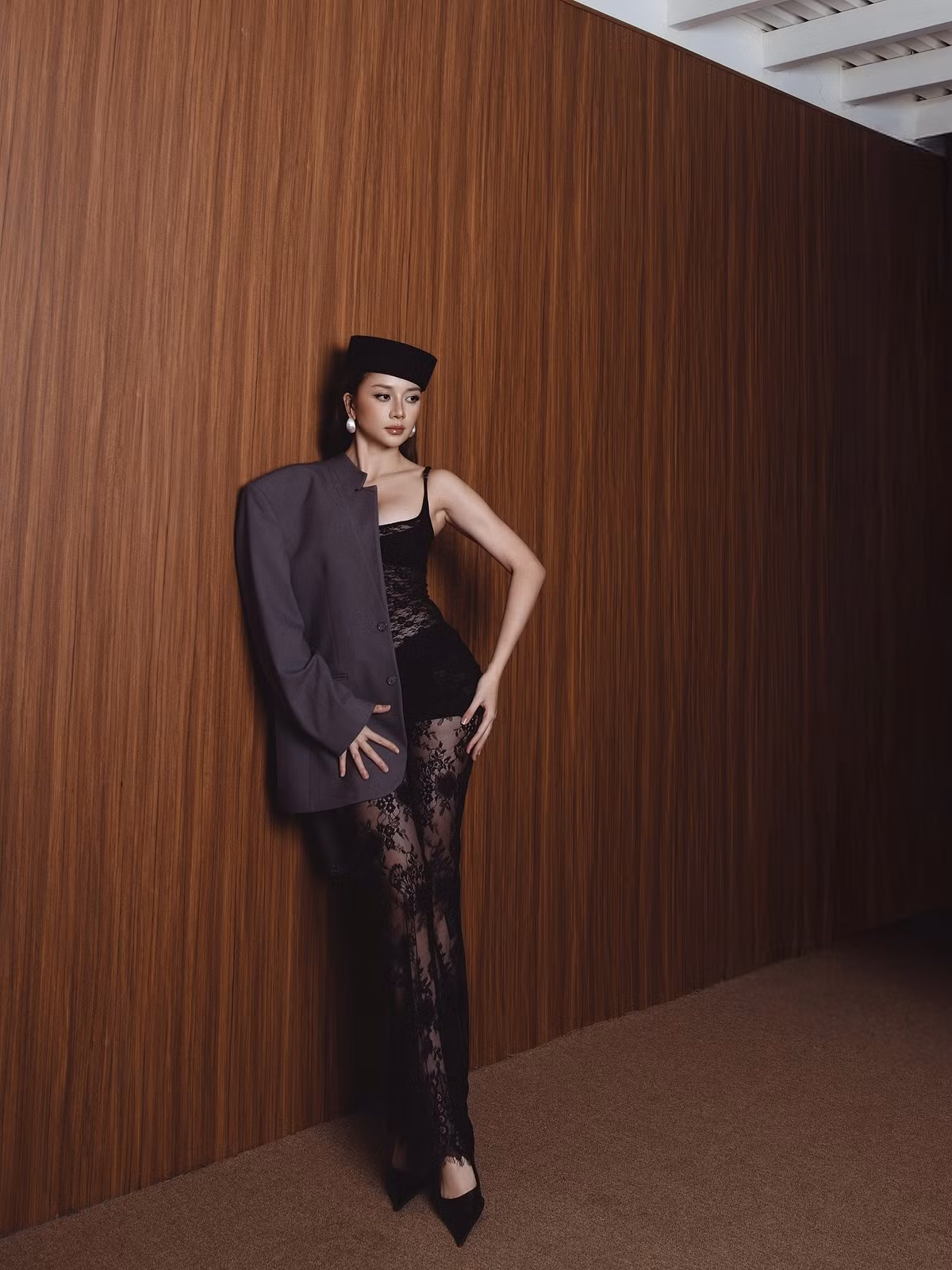 Để tạo điểm nhấn phong cách, Thiều Bảo Trang khéo léo khoác thêm áo vest. Sự kết hợp này giúp tổng thể vừa giữ được nét cá tính mạnh mẽ, vừa toát lên thần thái quyến rũ đầy hiện đại.