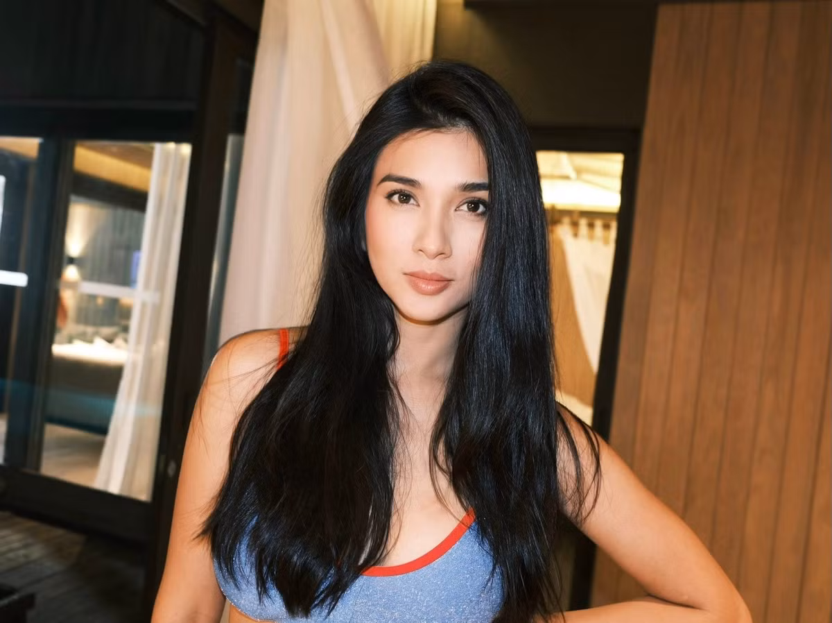 Sở hữu gương mặt khả ái và đường nét hài hòa, cô ghi dấu ấn qua nhiều bộ phim như: Tuổi thanh xuân, Mộng phù hoa, Dưới bóng bình yên và Nữ luật sư.