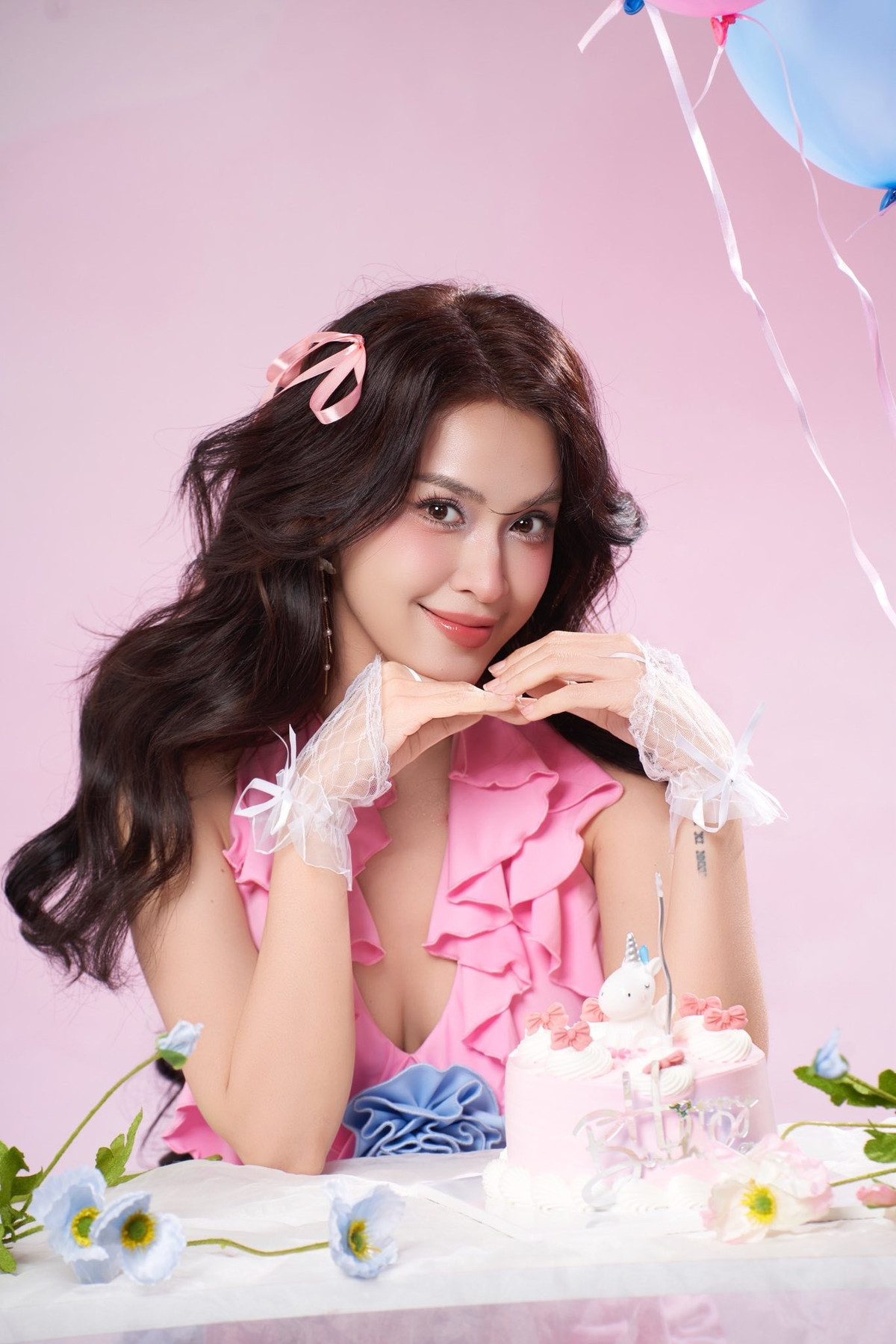 Mái tóc xoăn dài bồng bềnh càng khiến cô trông trẻ trung, rạng rỡ hơn tuổi thật.