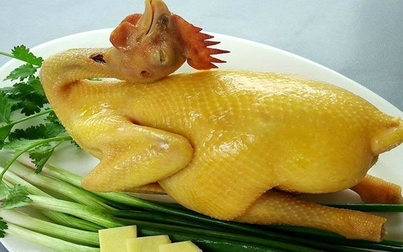 Gà luộc nước dừa: Thay vì luộc nước thường, dùng nước dừa tươi thêm ít muối. Gà chín có mùi thơm dịu, thịt mềm và ngọt nhẹ.