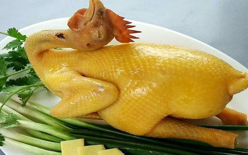 Gà luộc nước dừa: Thay vì luộc nước thường, dùng nước dừa tươi thêm ít muối. Gà chín có mùi thơm dịu, thịt mềm và ngọt nhẹ.